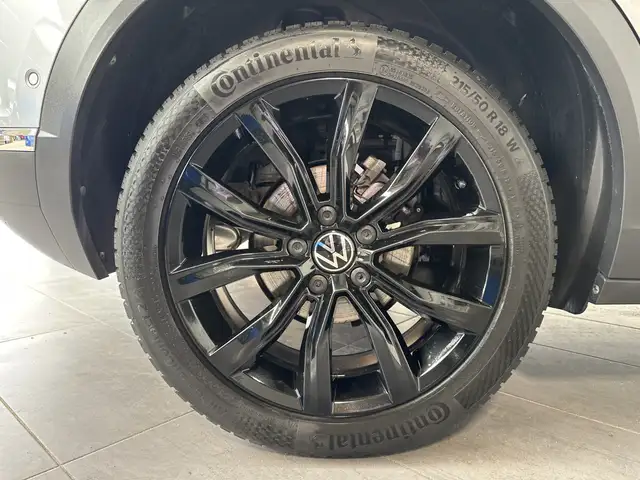 Volkswagen T-Roc view 3
