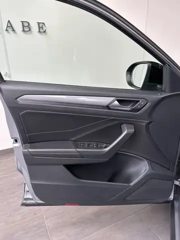 Volkswagen T-Roc view 7