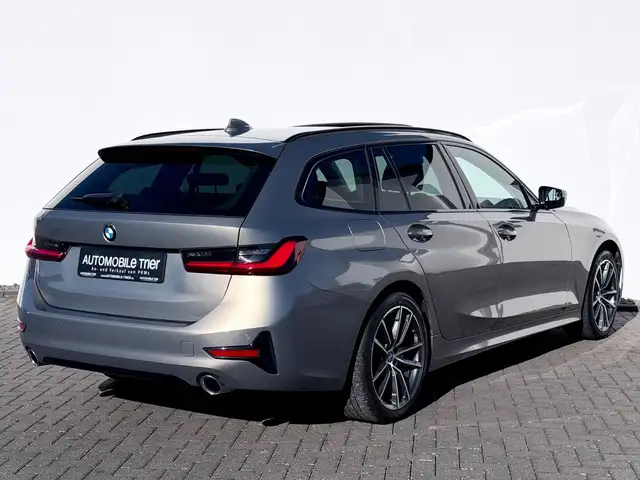 BMW 3 Series view 5