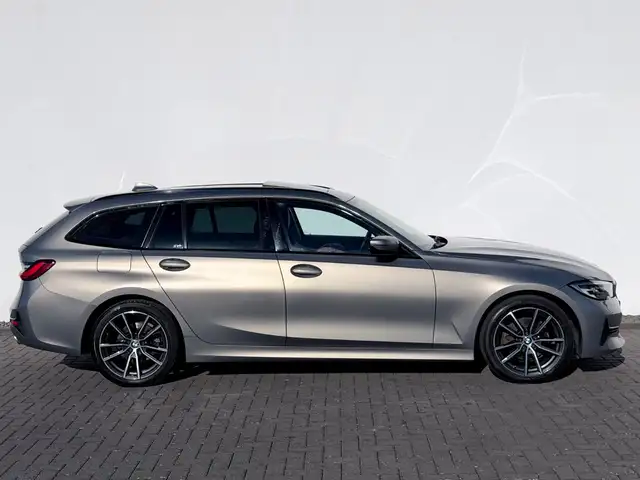 BMW 3 Series view 4
