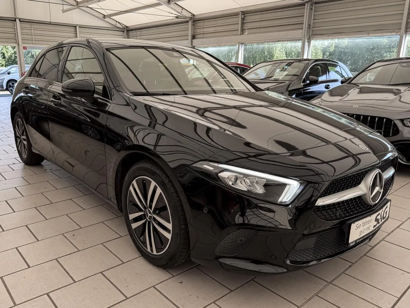 Mercedes-Benz A 200 Kompaktlimousine Progressive +MBUX+LED+17 Zwart - 2
