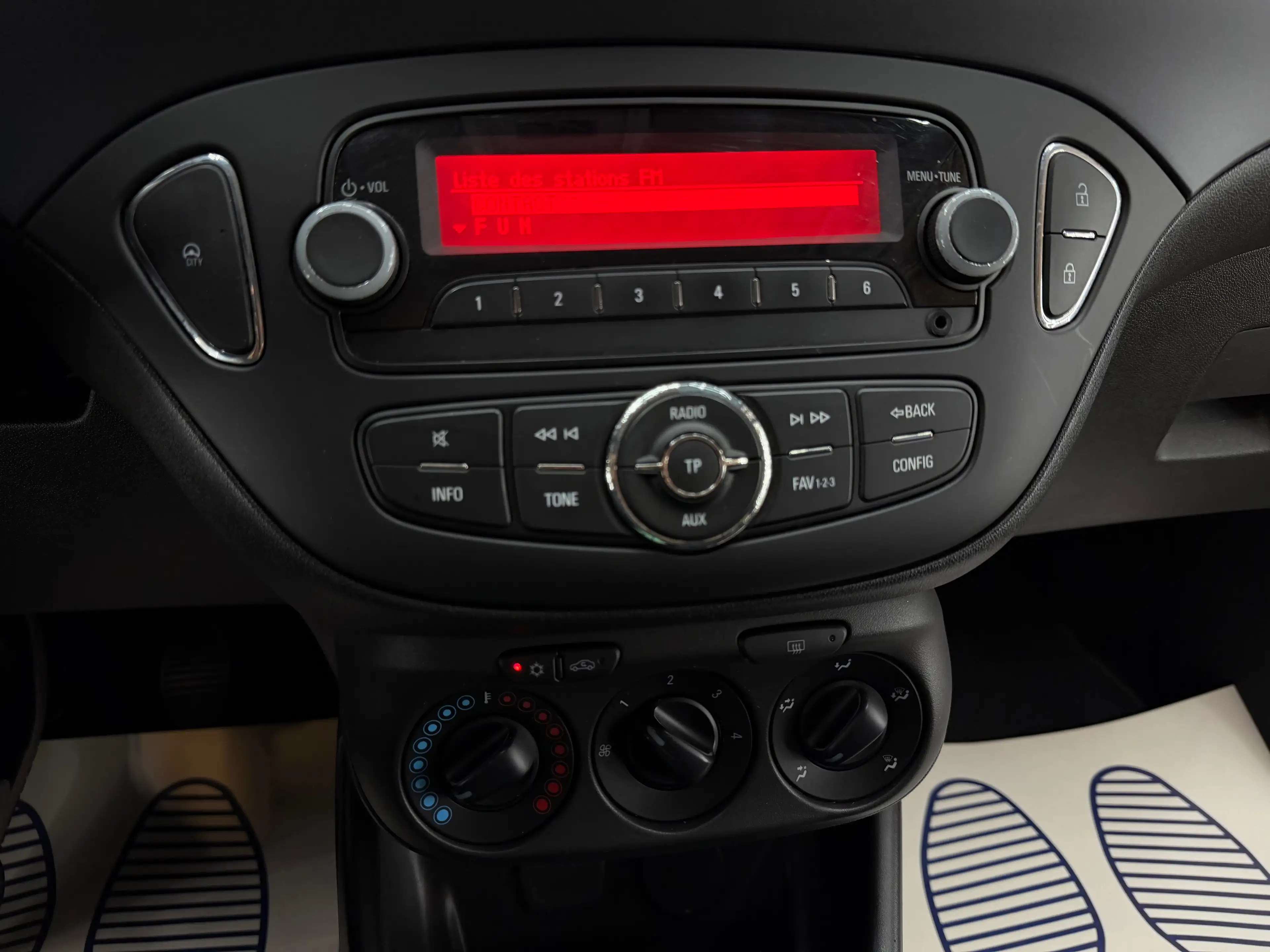 Opel Corsa 1.2 i 70cv Garantie 12 mois Airco Jantes — photo 14
