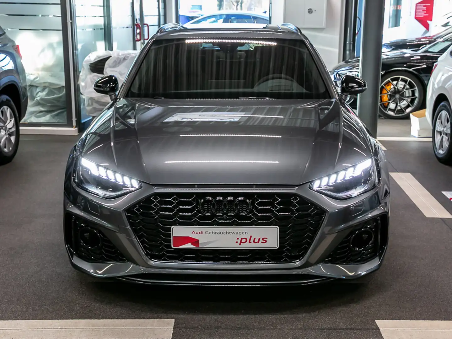 Audi RS4 Avant Pano Matrix RS Comp. B&O AHK 290 km/h Grau - 2