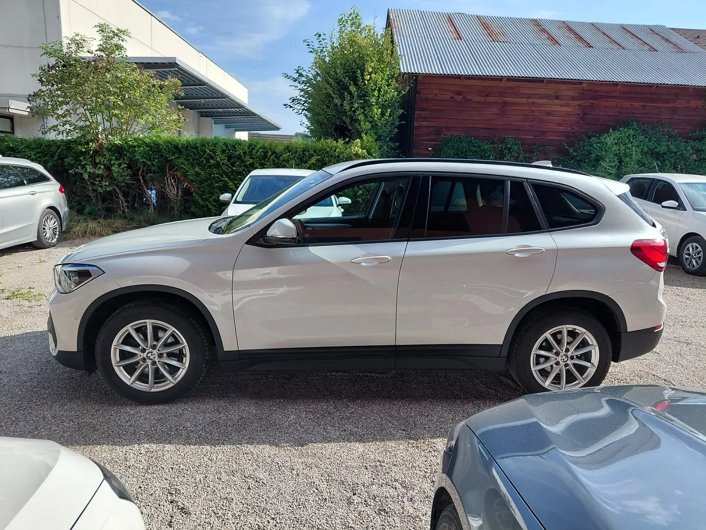 BMW X1 sDrive 18 d * Sportsitze, AHK, Kamera, usw..* Weiß - 2