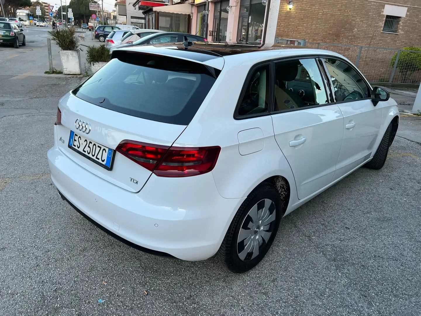 Audi A3 Sportback 1.6 tdi Ambiente s-tronic Weiß - 2