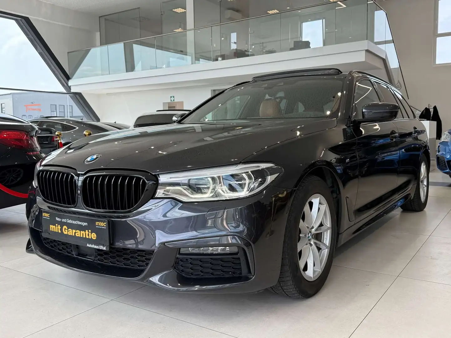 BMW 520 d xDrive Touring Aut.*M SPORT*NAVI*PANO*KREDIT* Schwarz - 1