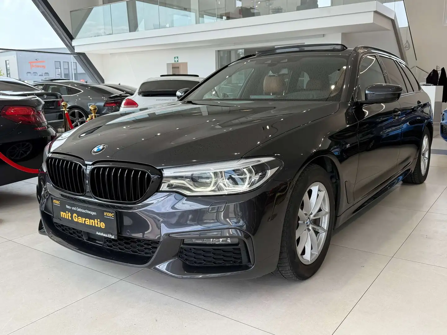 BMW 520 d xDrive Touring Aut.*M SPORT*NAVI*PANO*KREDIT* Schwarz - 2