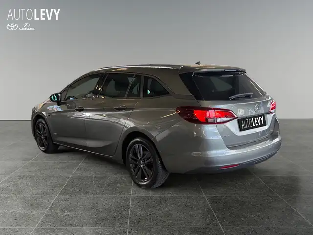 Opel Astra view 4