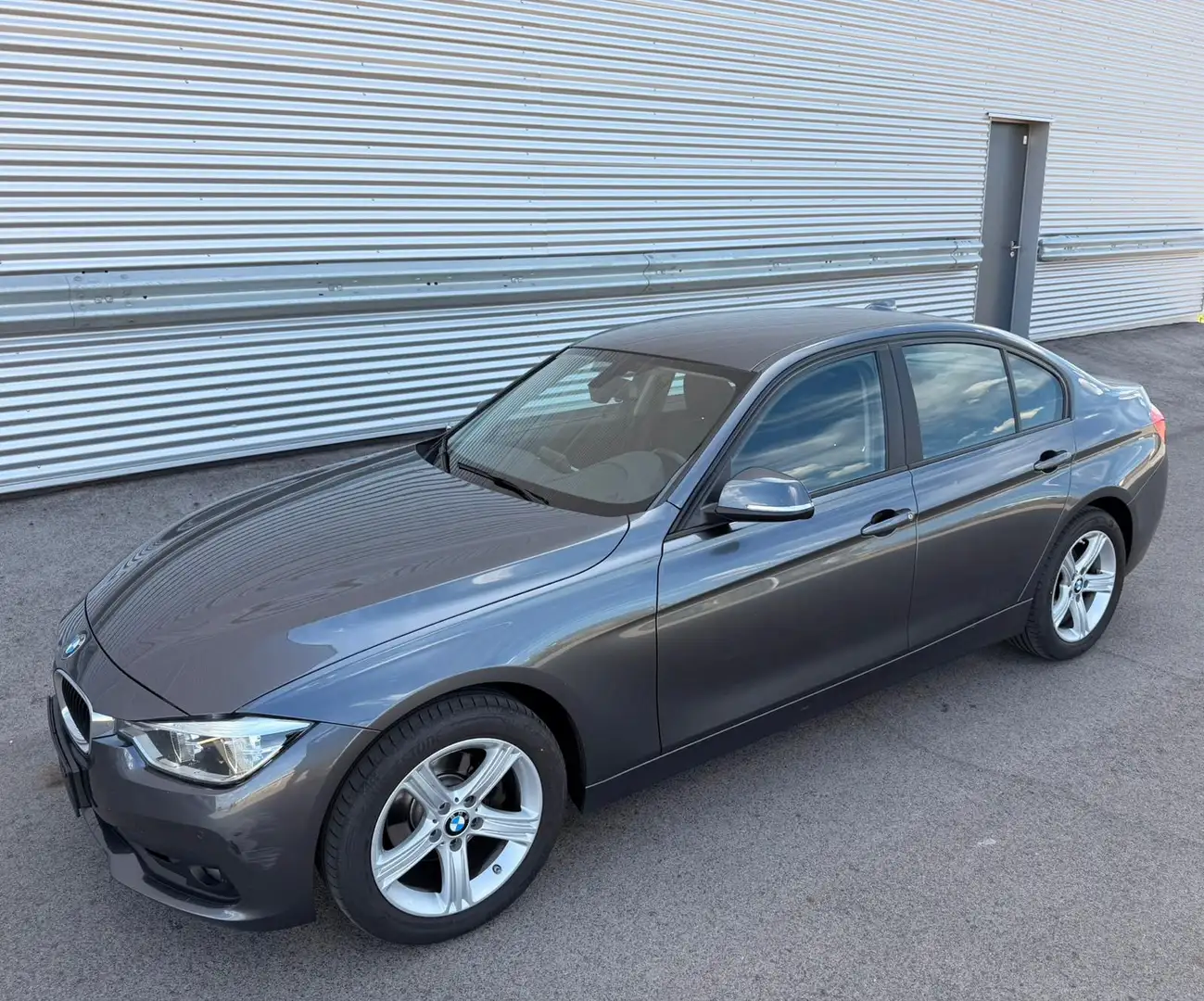 BMW 318 d ID:76 Grau - 1