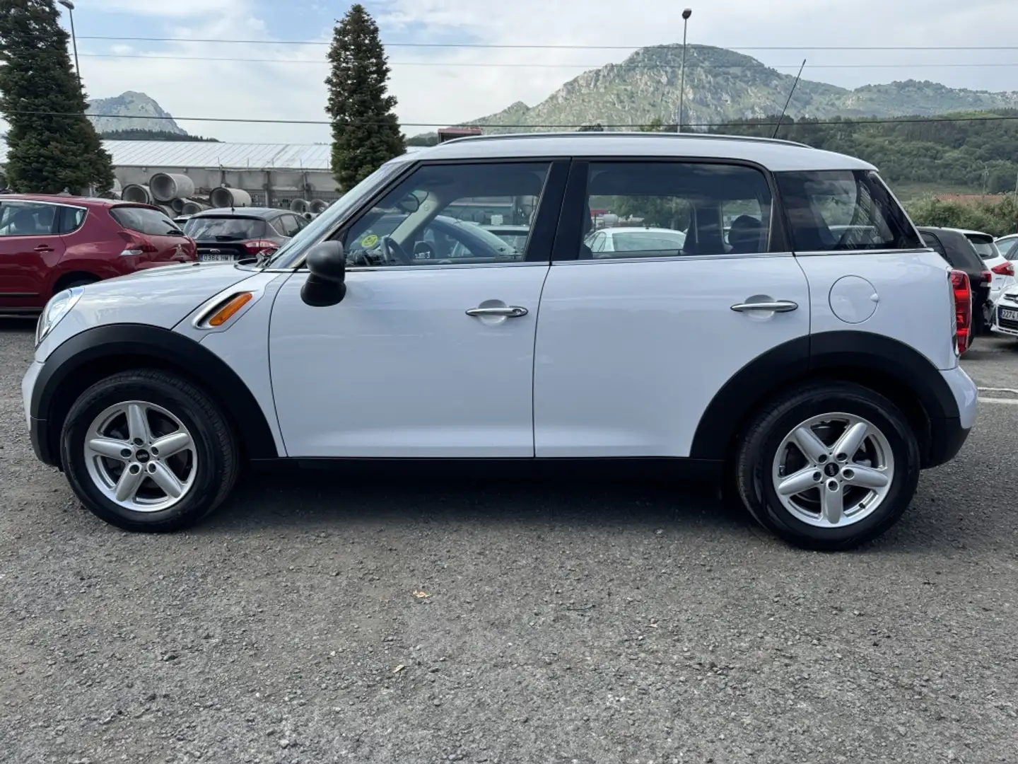 MINI One Countryman D Білий - 2