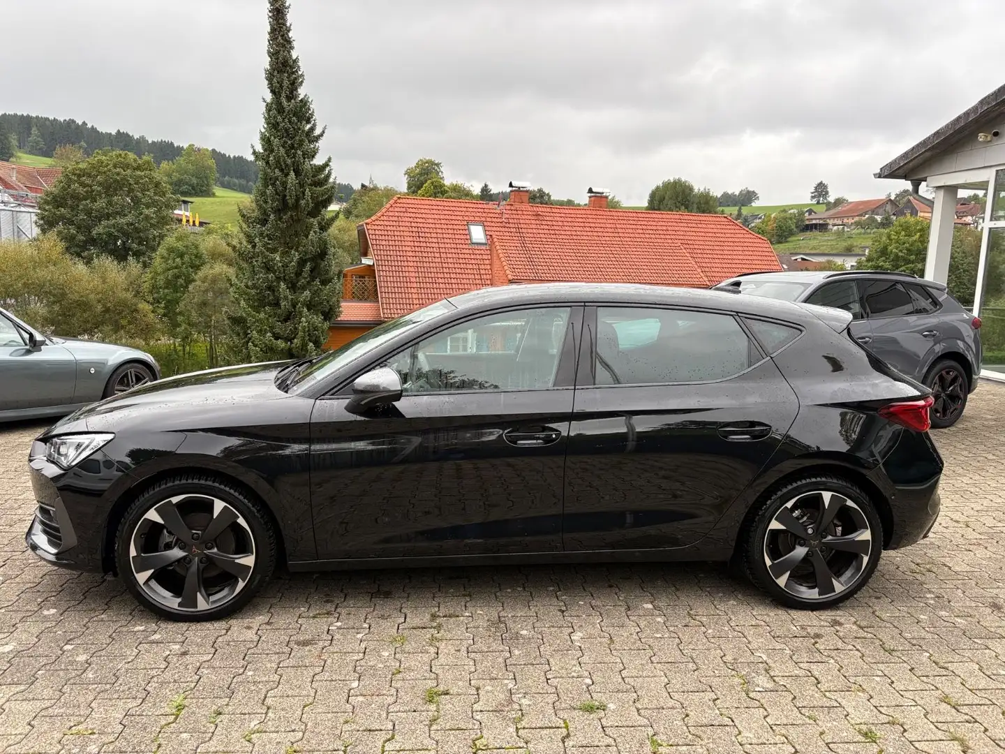 CUPRA Leon 1.5 eTSI 110kW DSG NAVI, LED, KAMERA Zwart - 2