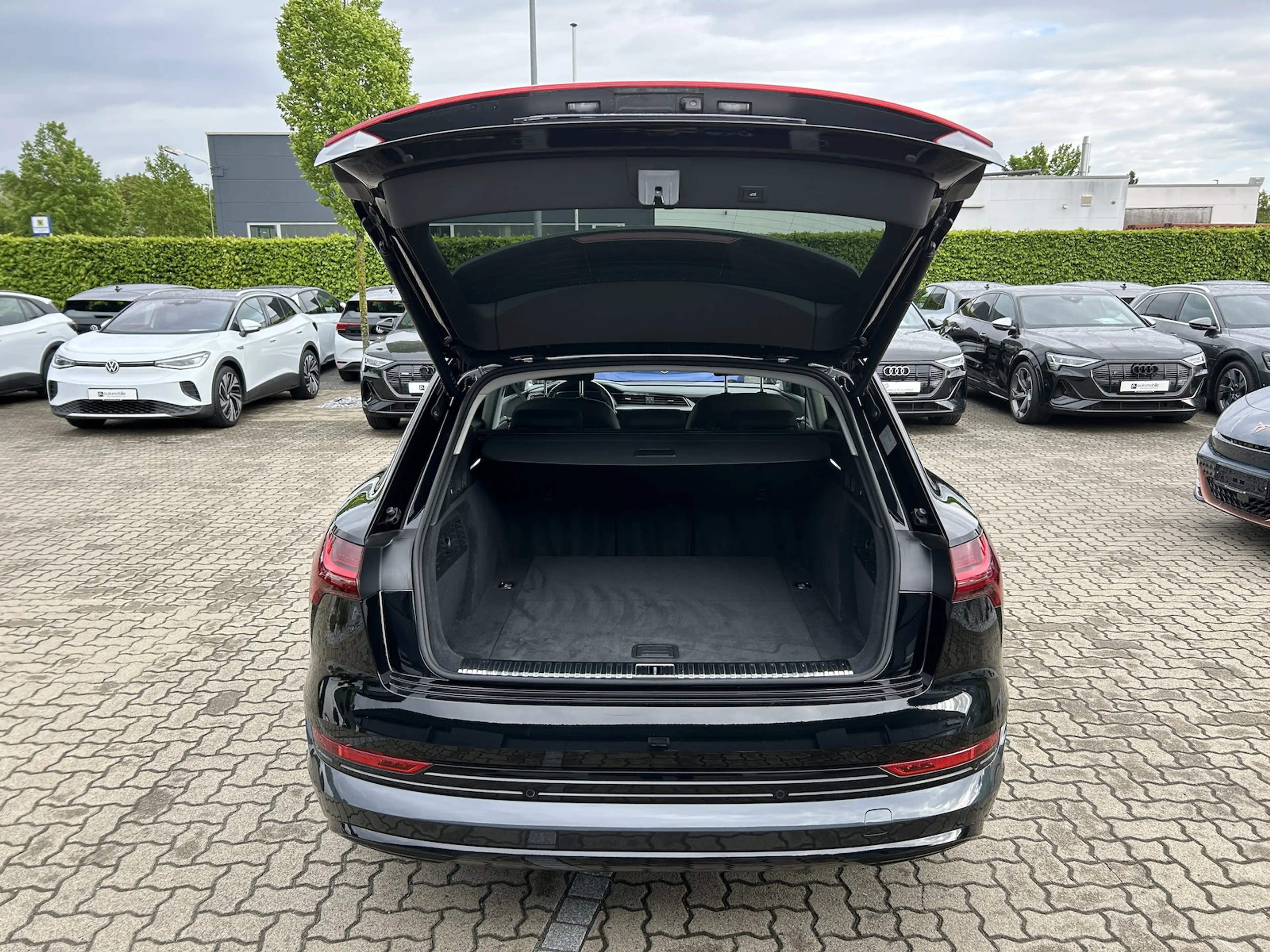 Audi e-tron 55 quattro advanced*Black*AHK*Leder*Kamera* — photo 9