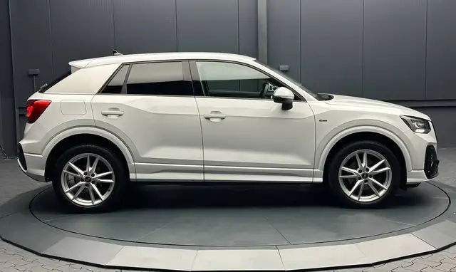 Audi Q2 view 6