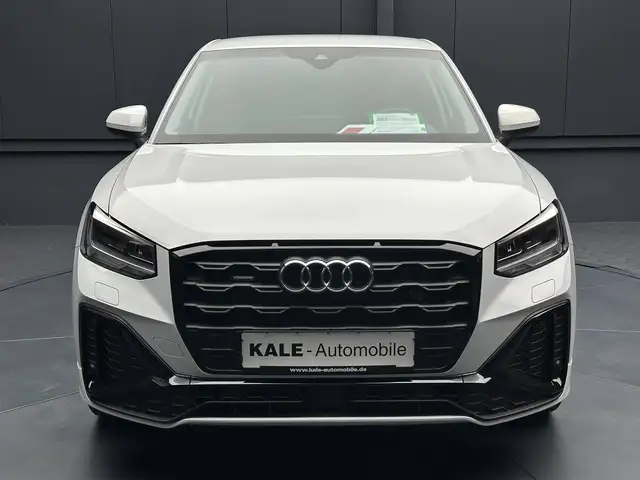 Audi Q2 view 8