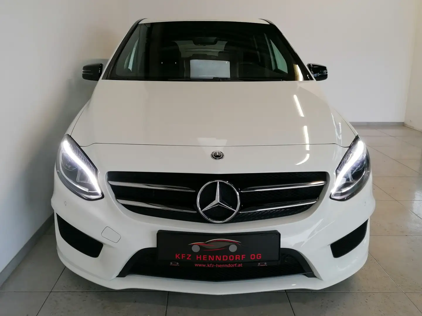 Mercedes-Benz B 200 d 4MATIC AMG Aut. Weiß - 2