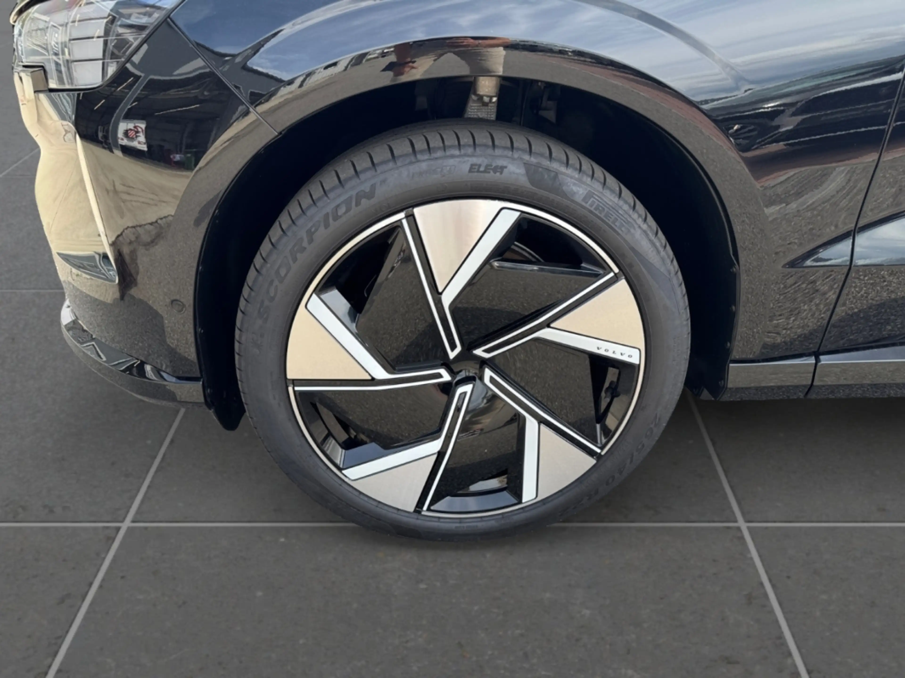 Volvo EX90 Ultra Twin Performance AWD B&W StandHZG AHK-el. kl — photo 9