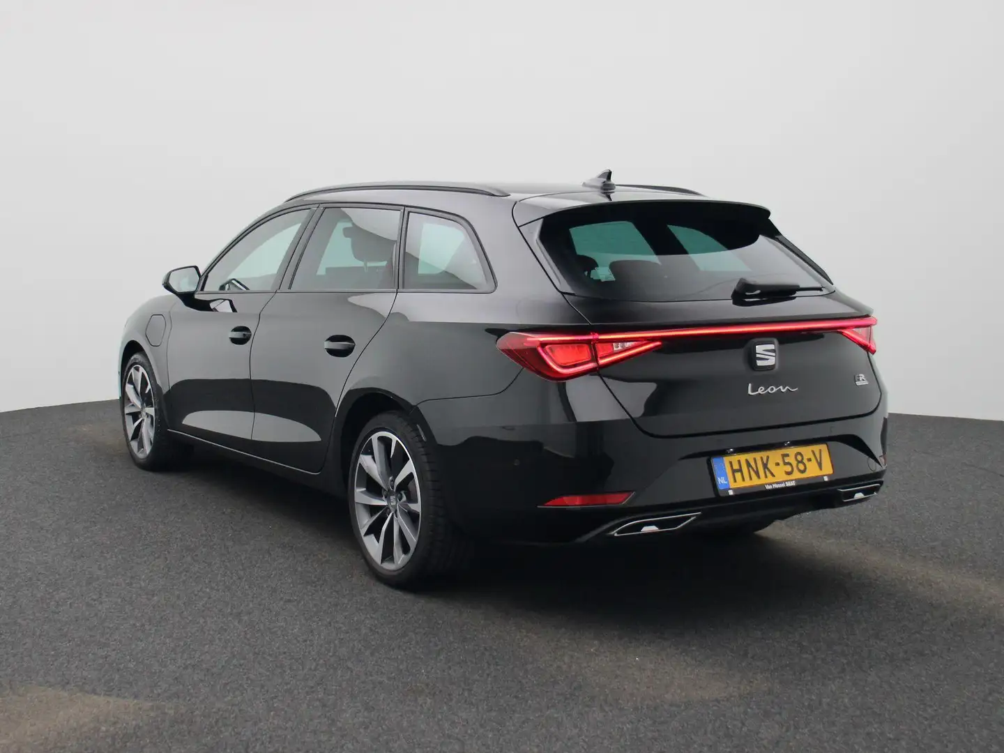 SEAT Leon e-Hybrid Sportstourer 1.5 TSI FR Business 204 PK | Automaat Czarny - 2
