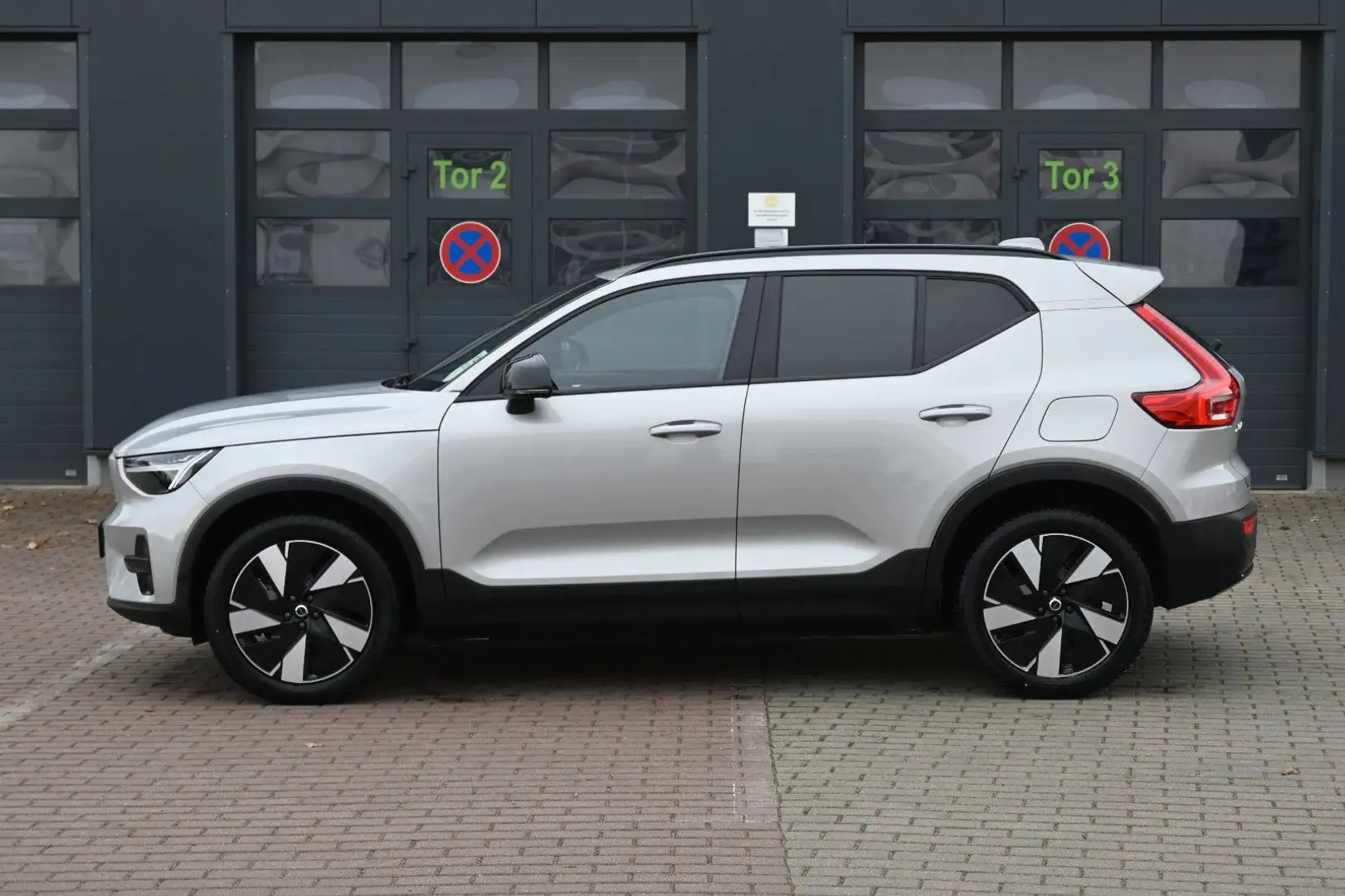 Volvo XC40 Single Ext. Range Plus*LED*STHZ*CAM*BLIS Silber - 2