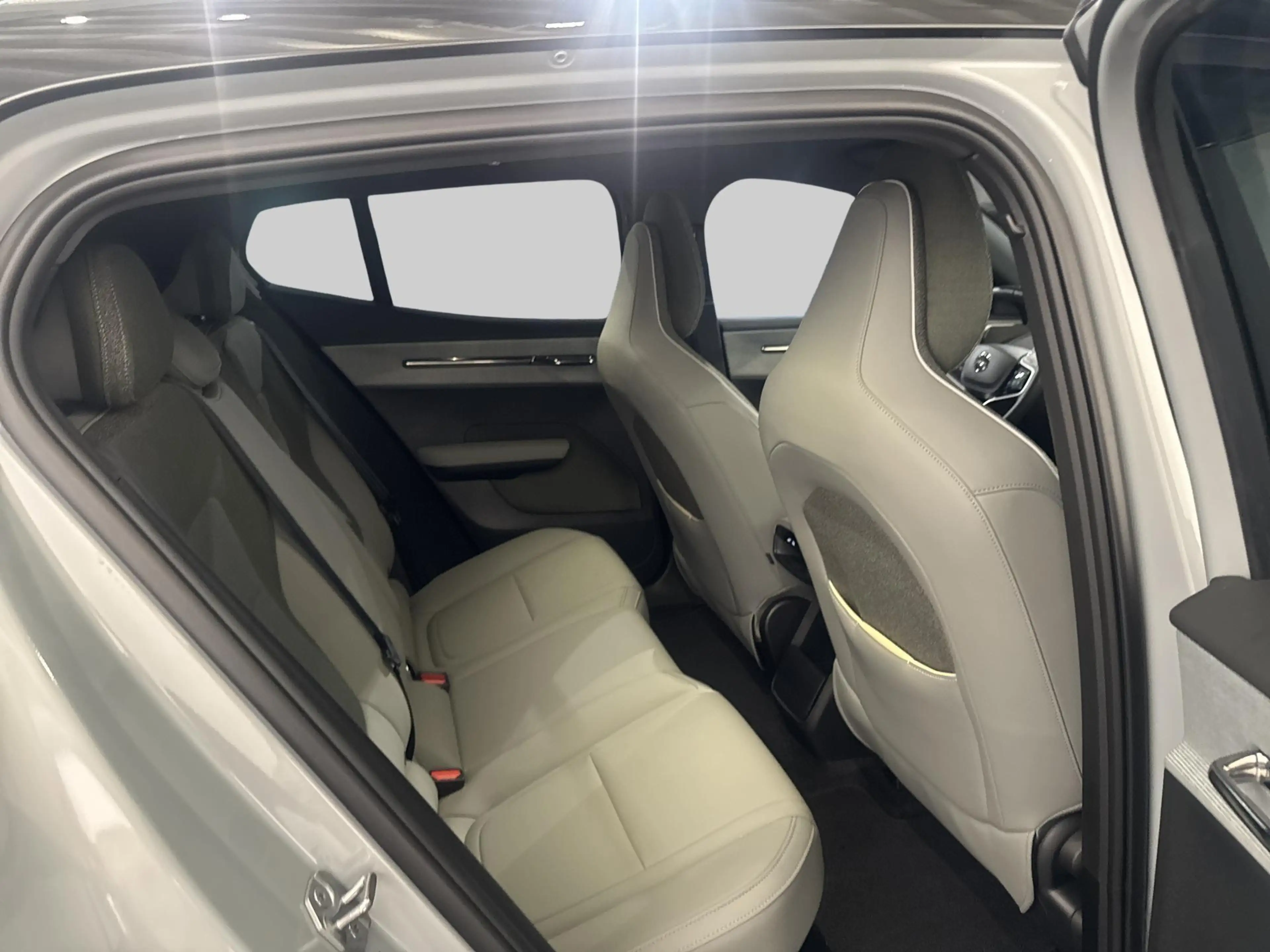 Volvo EX30 Single Motor Extended Range Plus 69 kWh | Achterui — photo 14