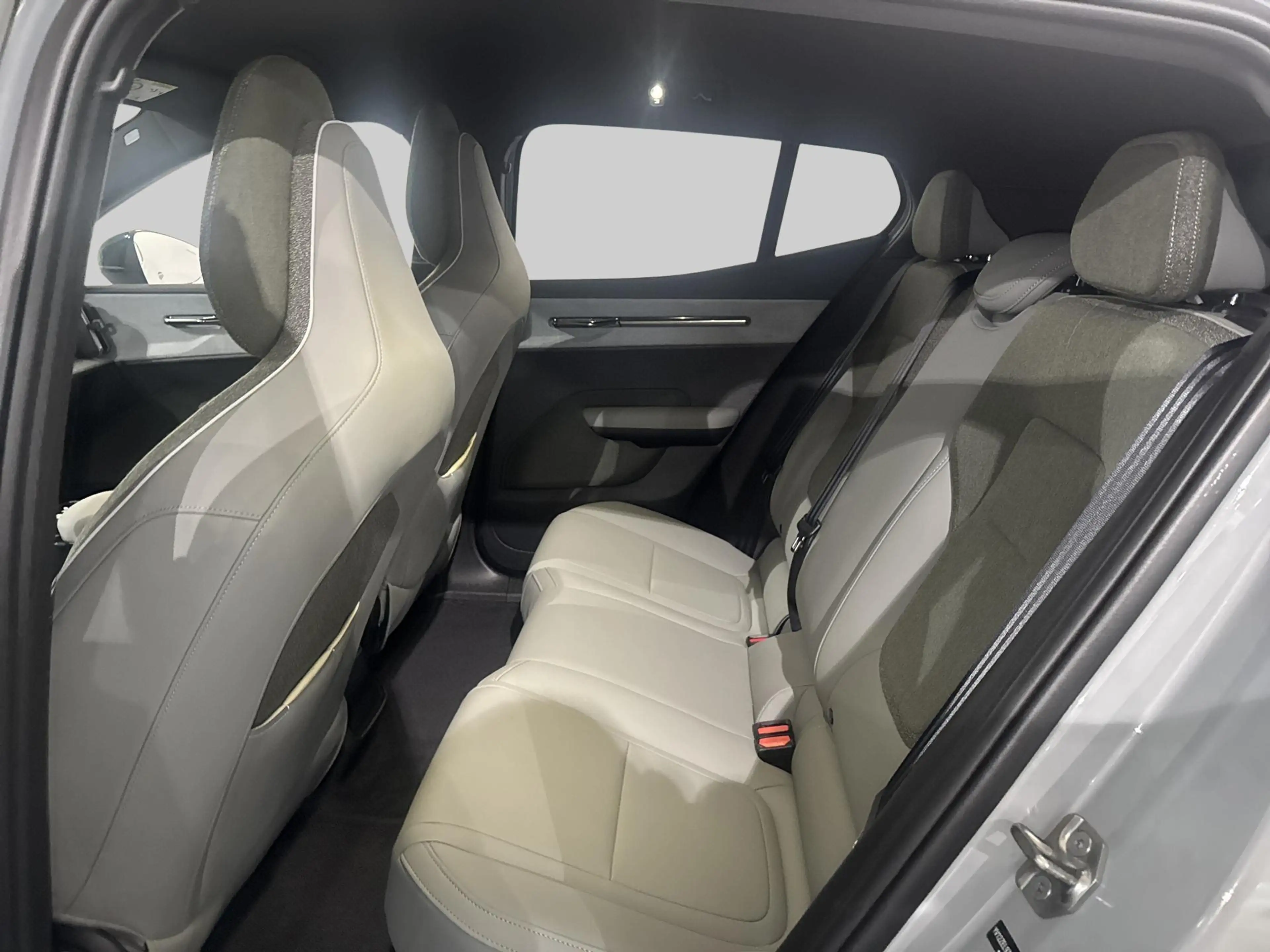 Volvo EX30 Single Motor Extended Range Plus 69 kWh | Achterui — photo 6