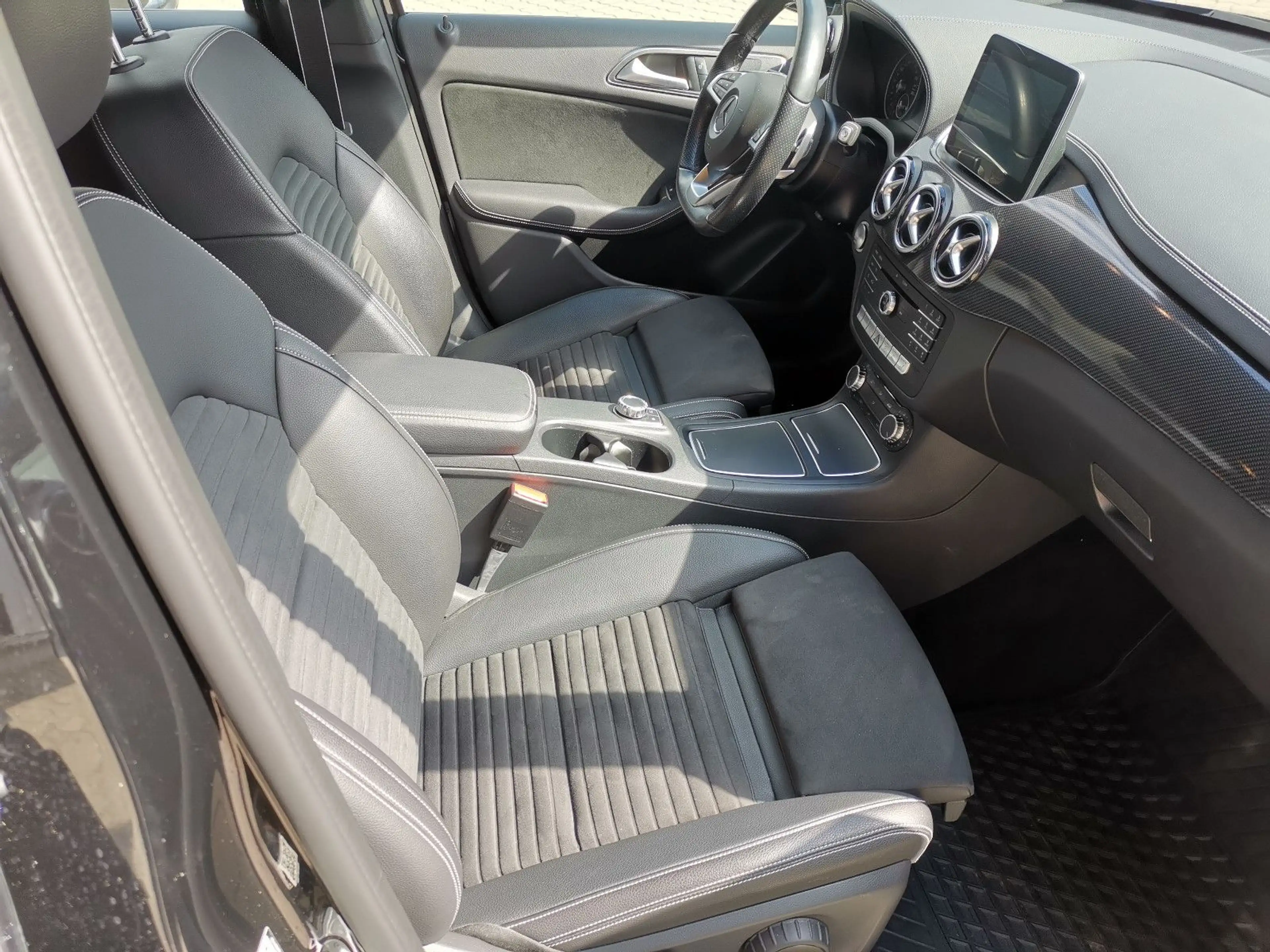 Mercedes-Benz B 220 CDI  AMG Line — photo 10