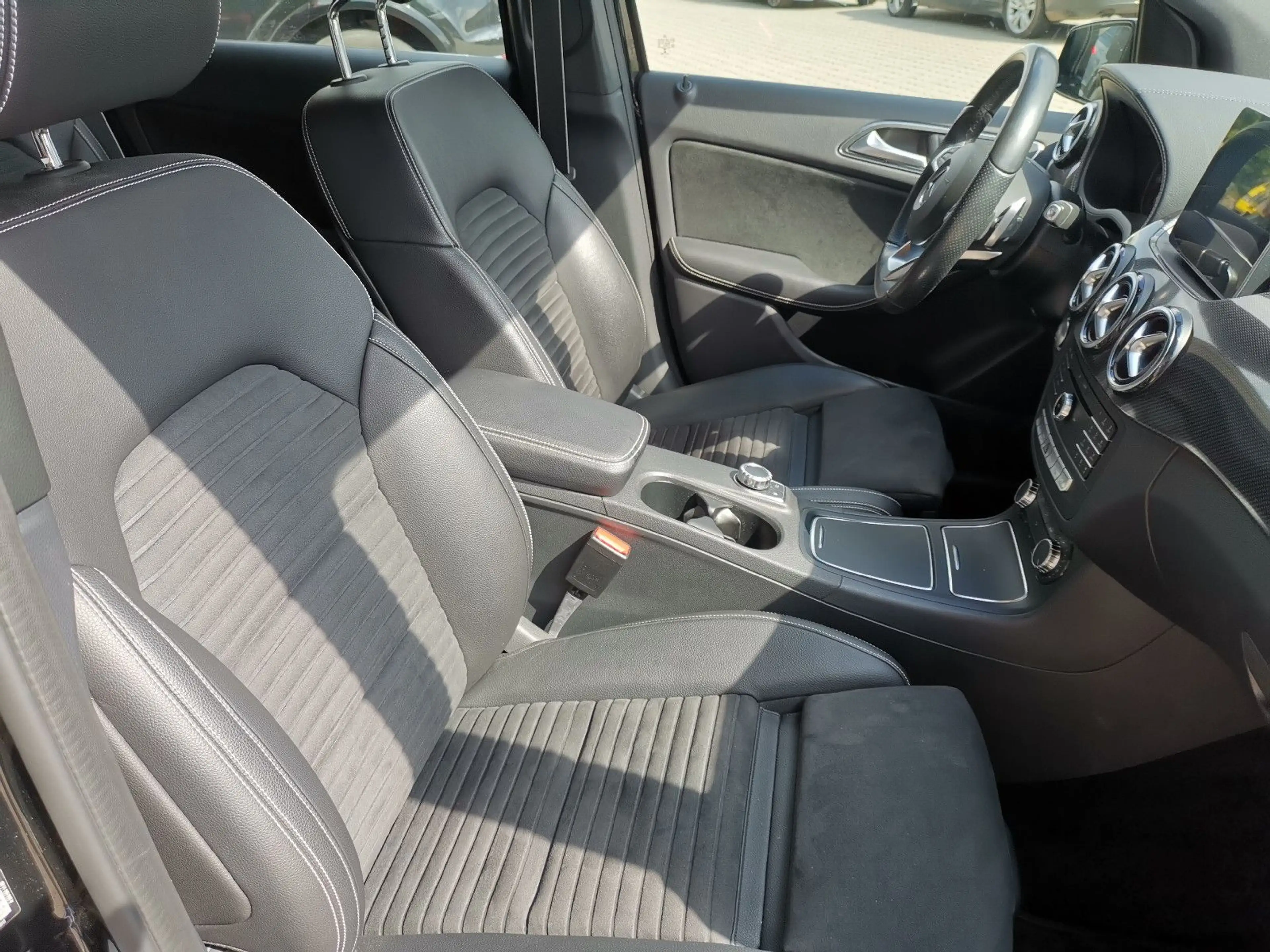 Mercedes-Benz B 220 CDI  AMG Line — photo 11
