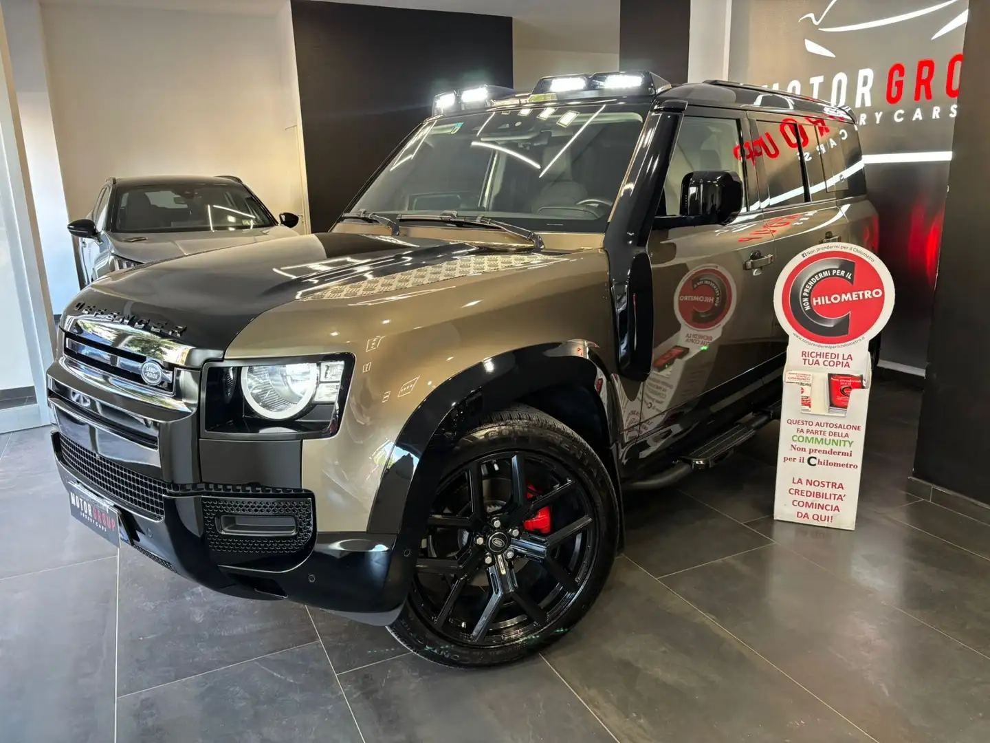 Land Rover Defender 110 2.0 SD4 240CV S AWD Auto 72 Yrs. WEB Edition Bronzo - 1
