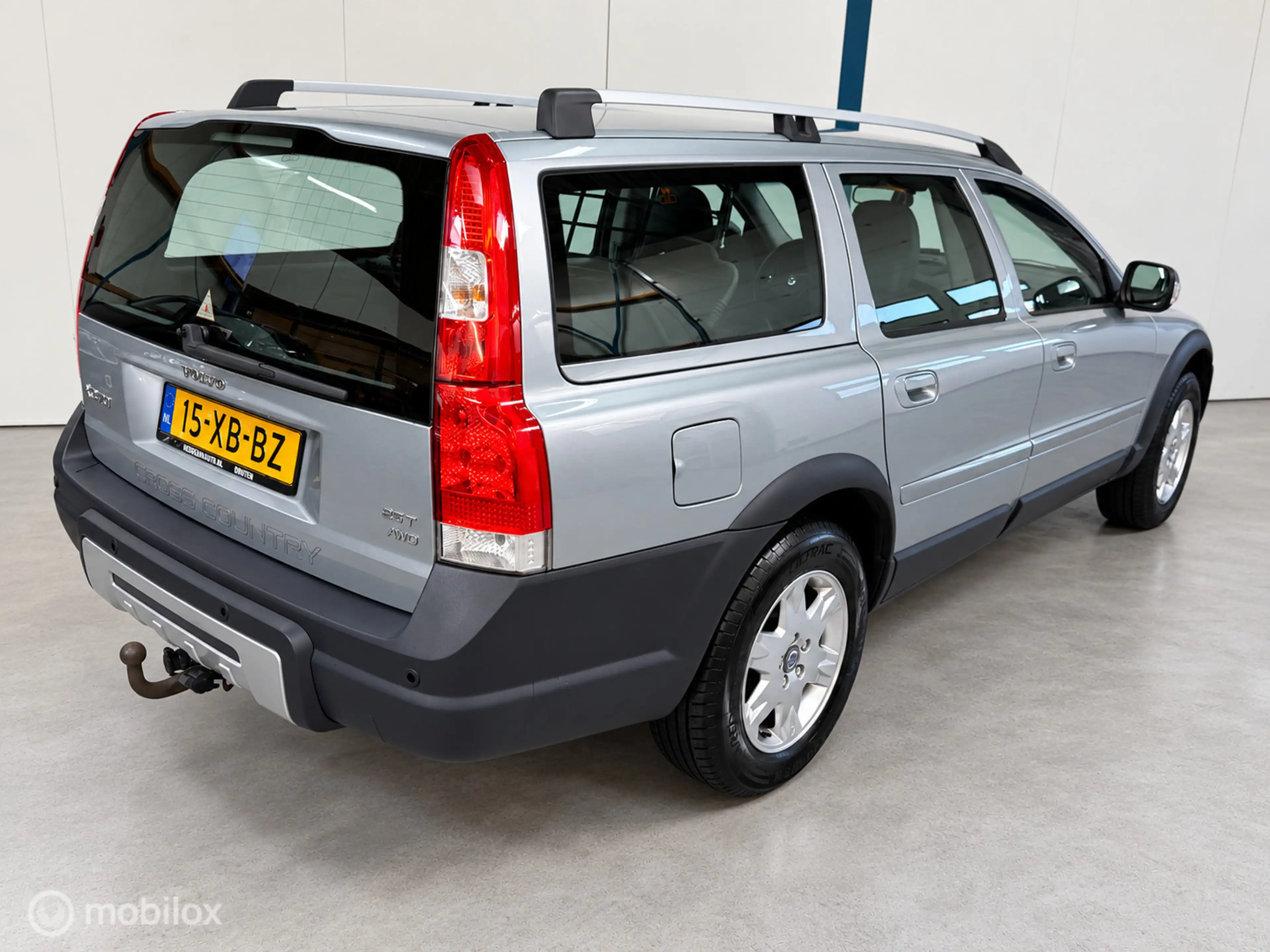 Volvo XC70 2.5 T Summum NL-AUTO / 1E-EIGENAAR / AUTOMAAT — photo 2
