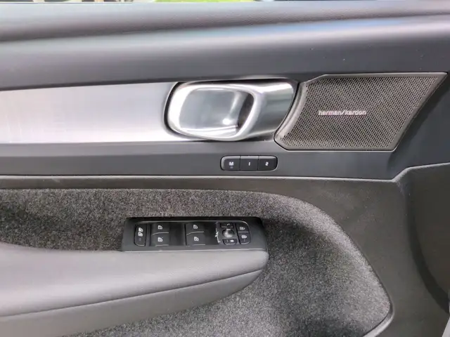 Volvo XC40 view 12