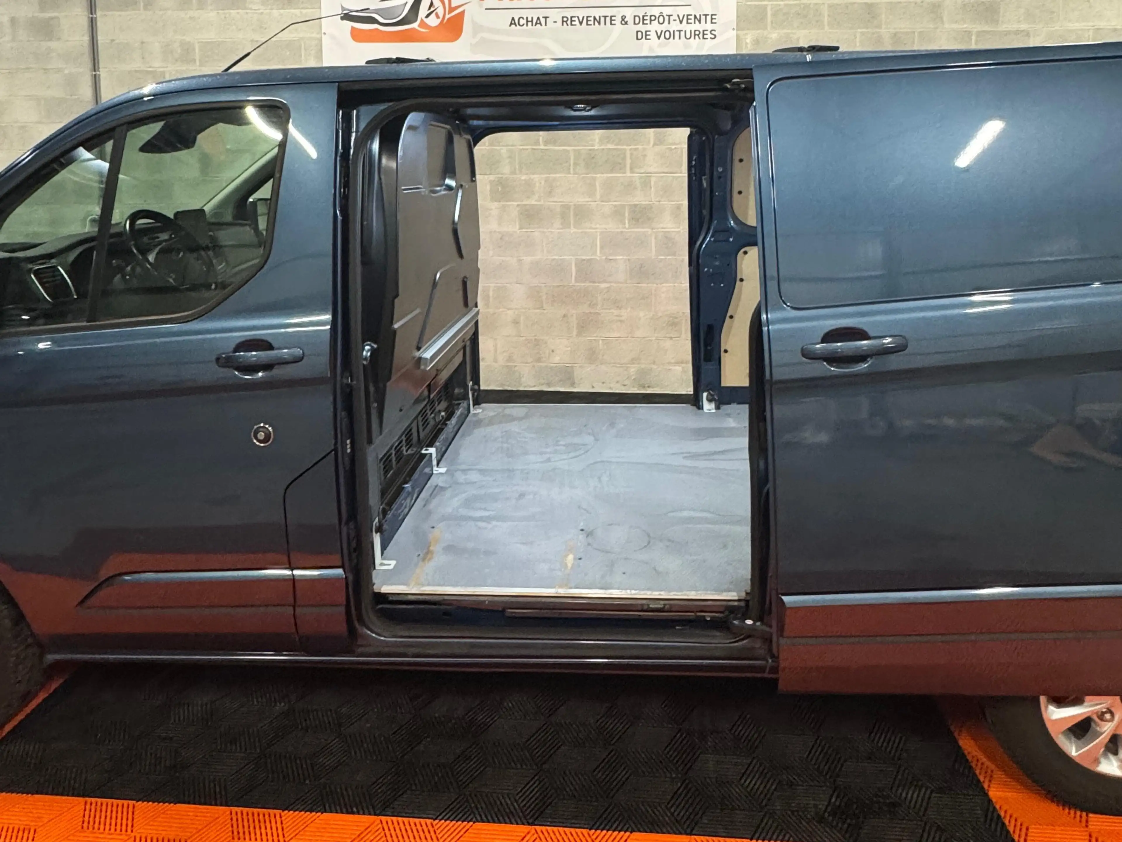 Ford Transit Custom 2.0 TDCi L2H1 Limited Multi S/S (EU6.2) — photo 12