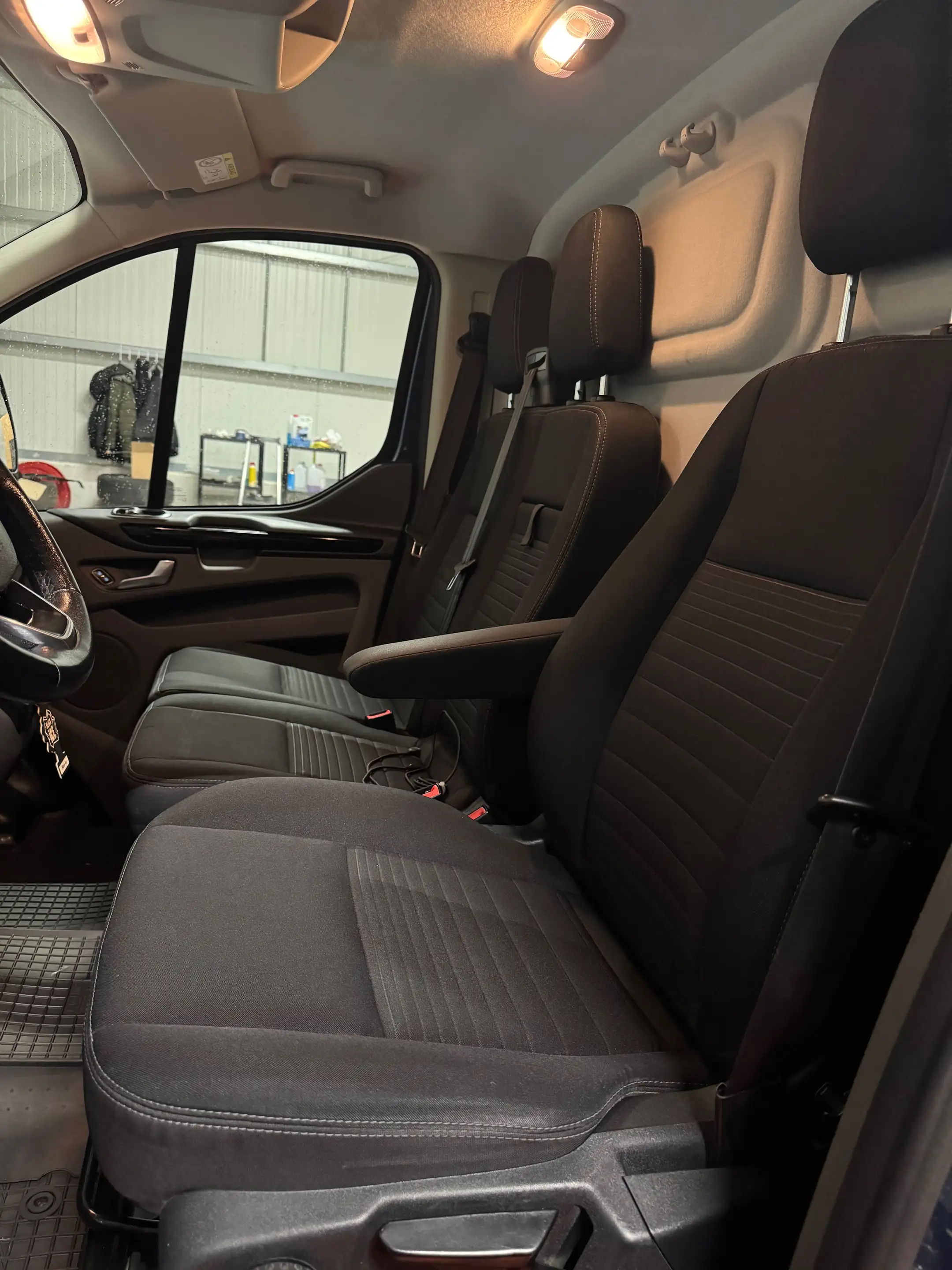 Ford Transit Custom 2.0 TDCi L2H1 Limited Multi S/S (EU6.2) — photo 10