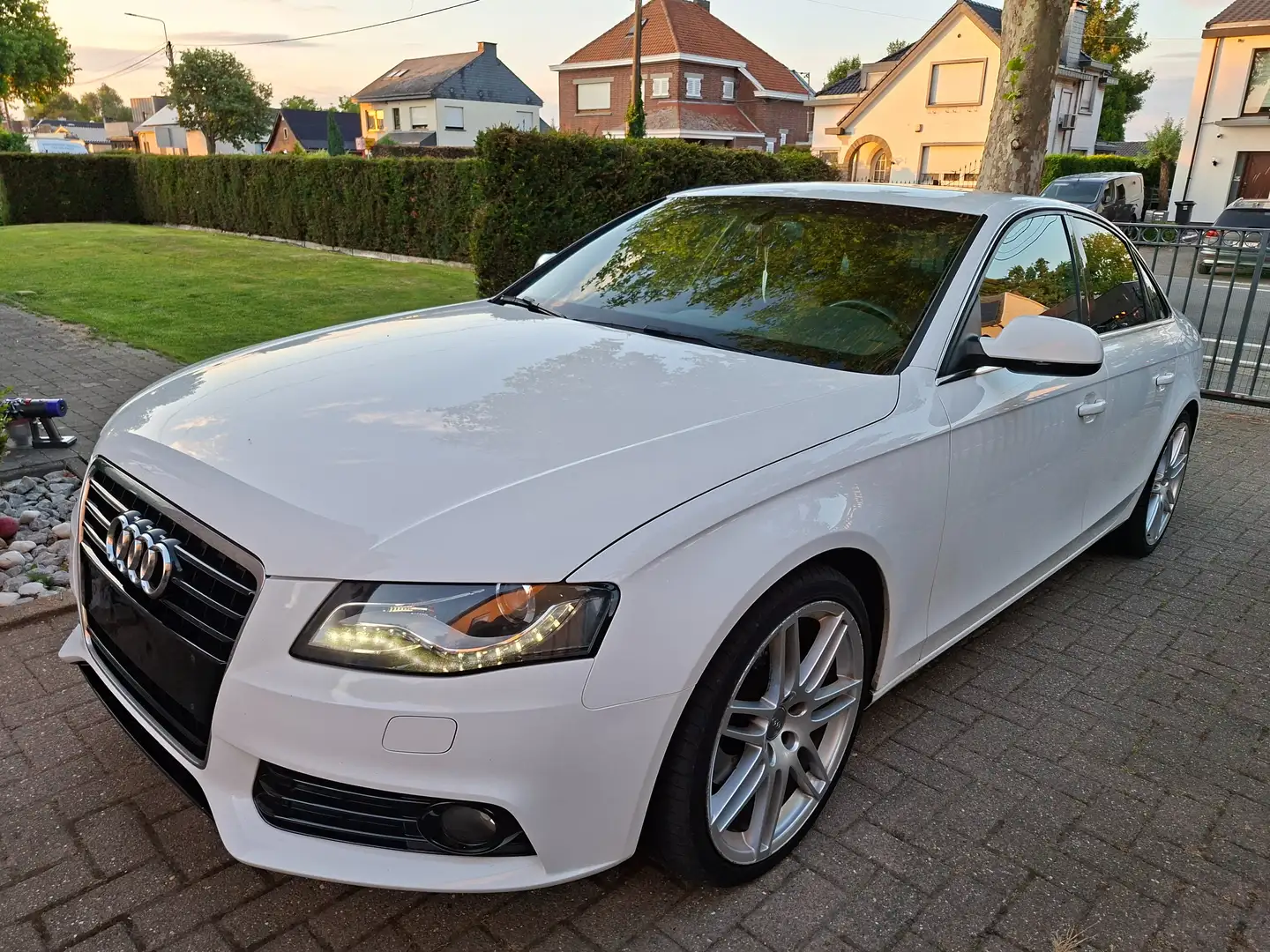Audi A4 A4 2.0 TDi/12-2011/GPS/Cuir/clim/192000km/Superbe Blanc - 1