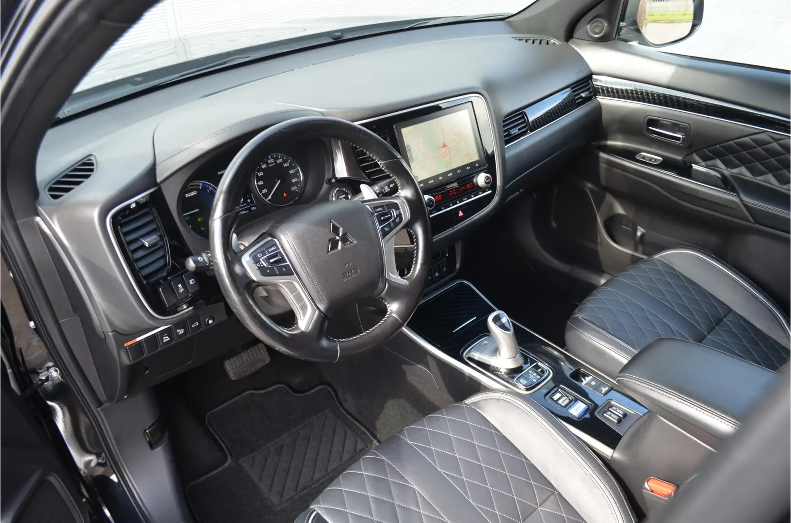 Mitsubishi Outlander PHEV 2.4 INSTYLE 4WD | PLUG IN HYBRID | 360 CAMERA Zwart - 2