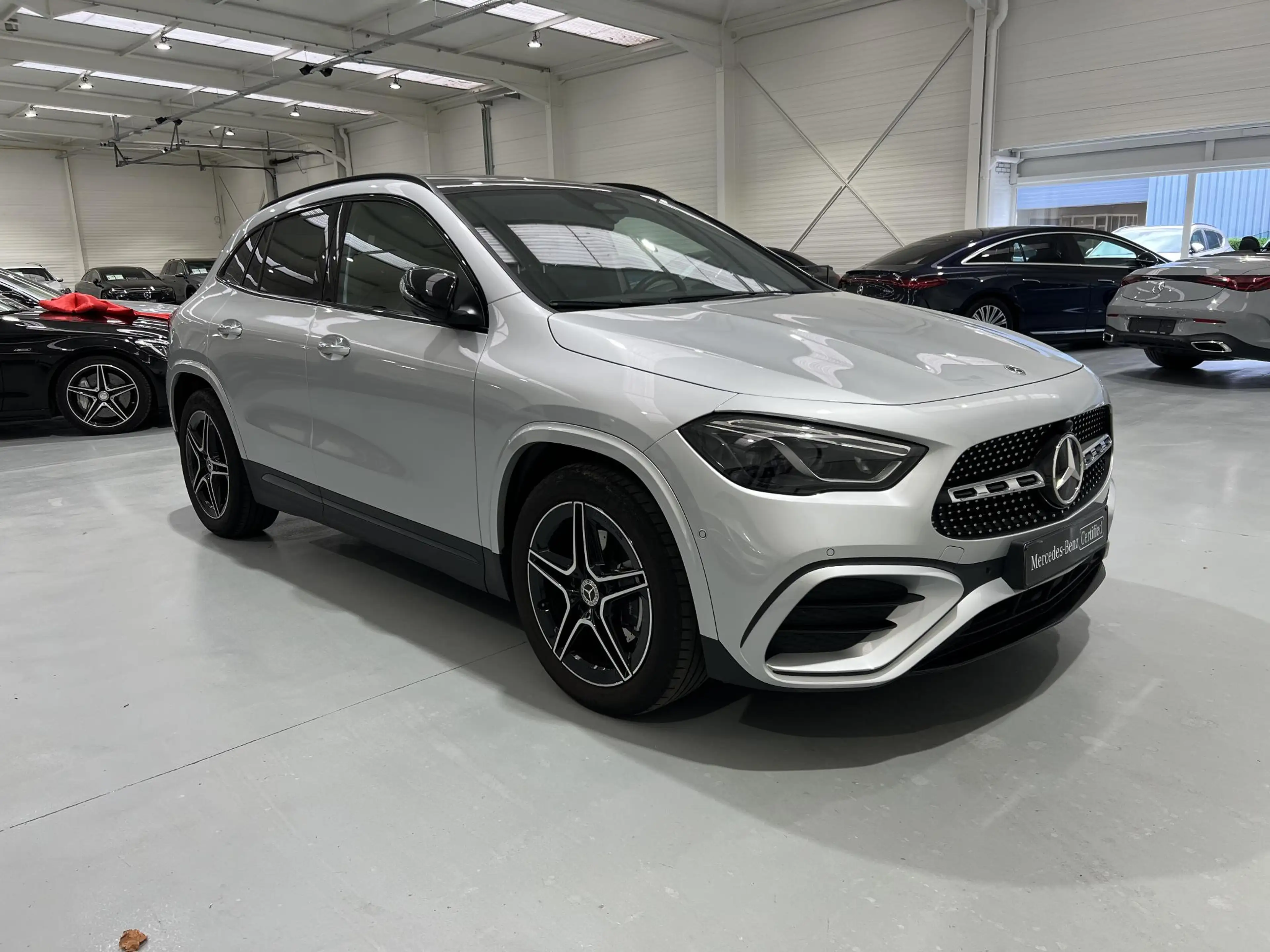 Mercedes-Benz GLA 180 AMG Line | Panoramisch Dak | Dodehoekassistent | M — photo 3
