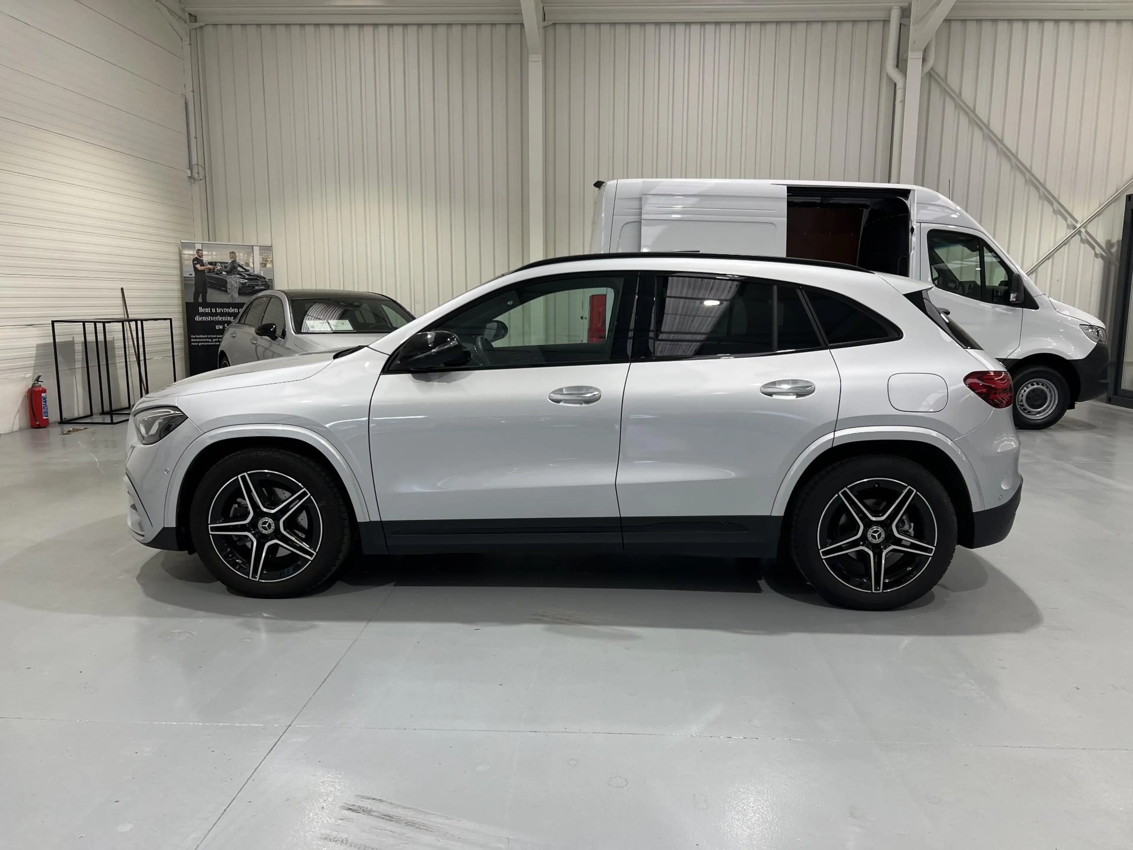 Mercedes-Benz GLA 180 AMG Line | Panoramisch Dak | Dodehoekassistent | M — photo 8