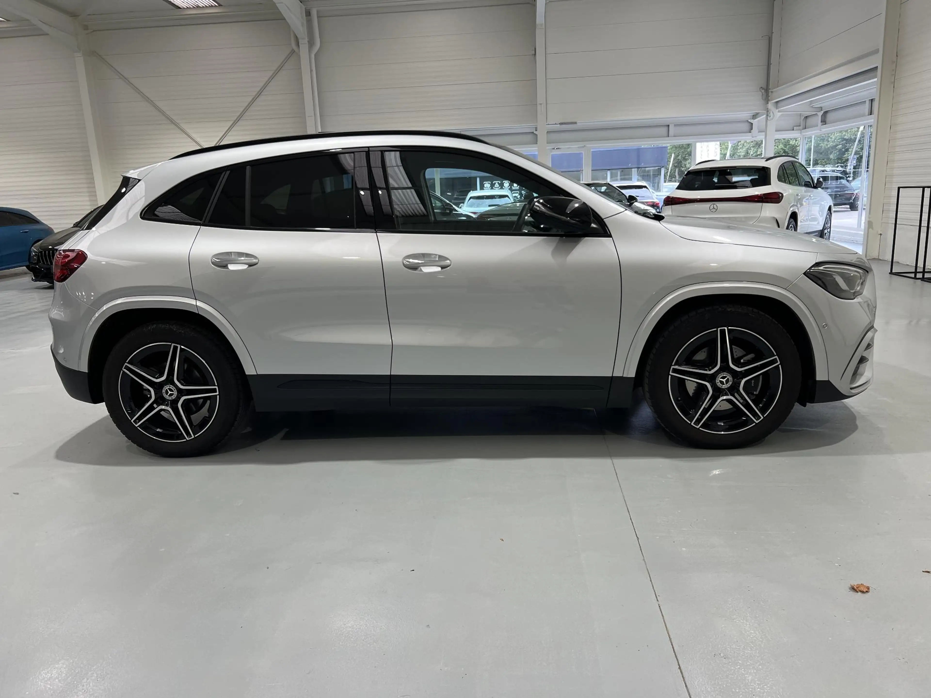 Mercedes-Benz GLA 180 AMG Line | Panoramisch Dak | Dodehoekassistent | M — photo 4