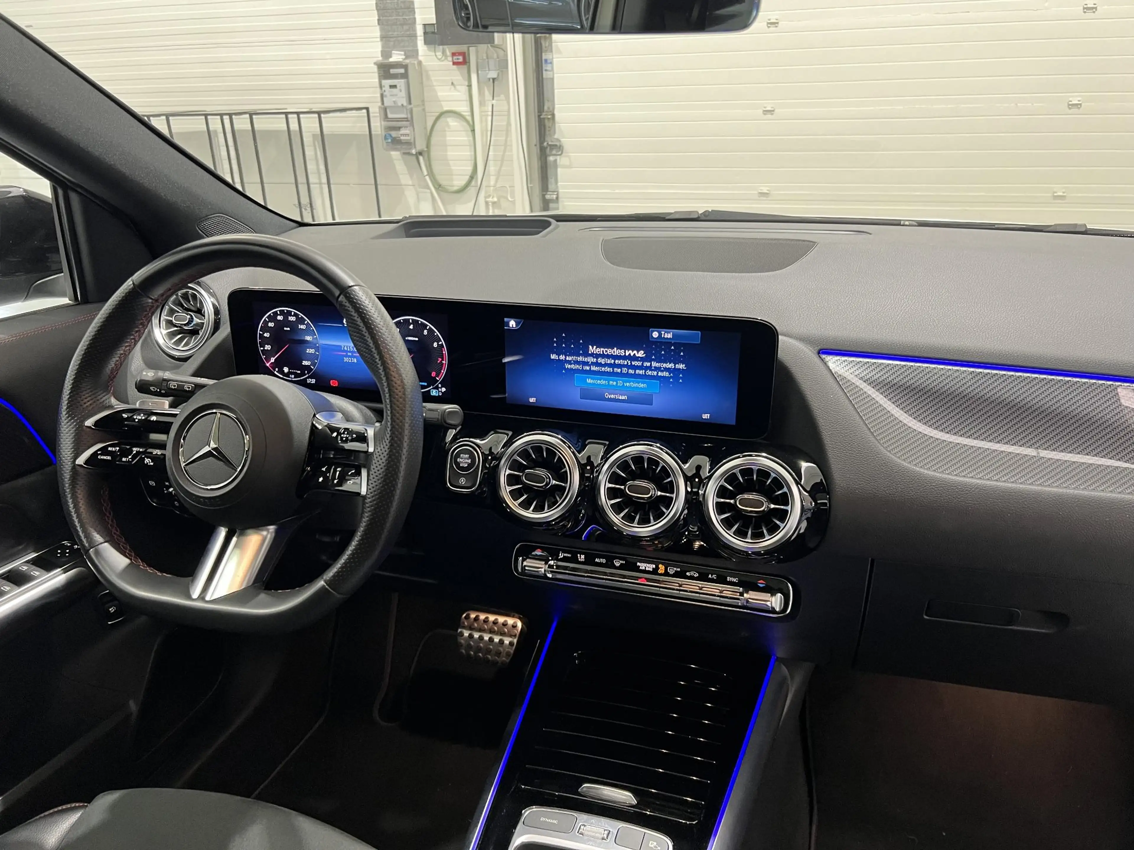 Mercedes-Benz GLA 180 AMG Line | Panoramisch Dak | Dodehoekassistent | M — photo 12