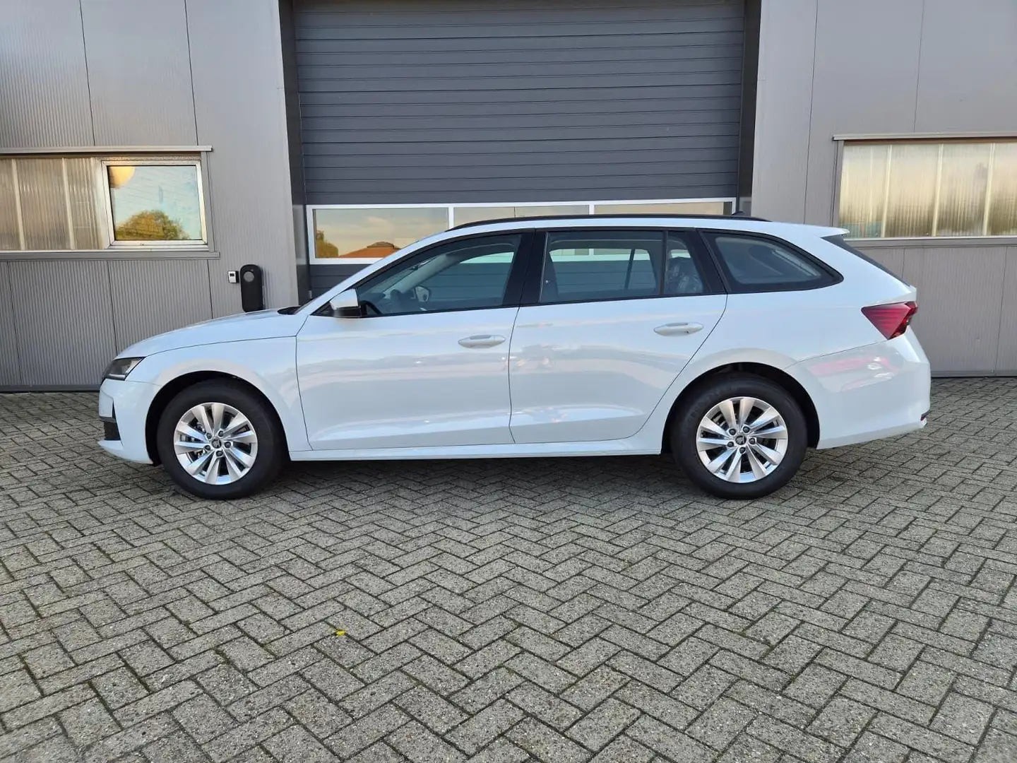 Skoda Octavia Combi 1.5 TSI 150PS m-HEV DSG Selection AHK Kli... Weiß - 2