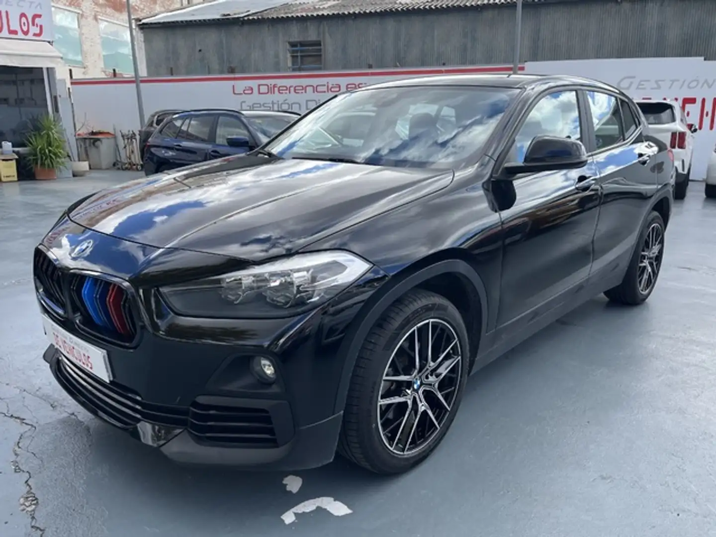 BMW X2 sDrive 18d Zwart - 1