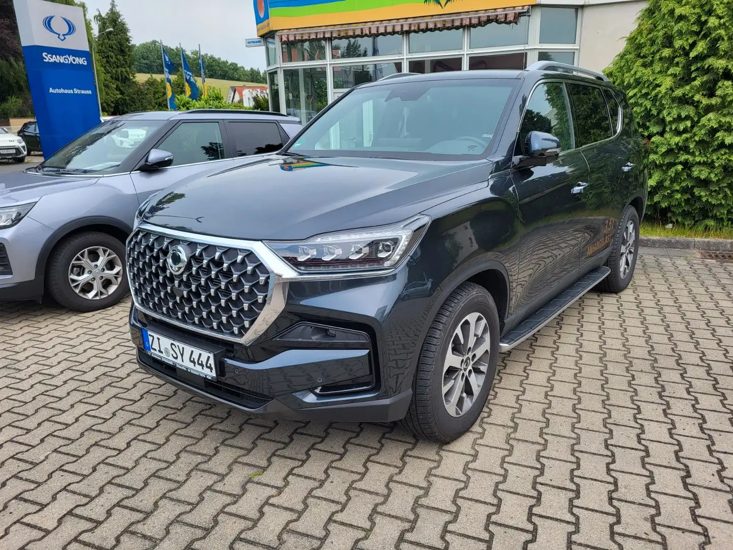 SsangYong Rexton 2.2 Diesel e-XDi 220 Quartz 4WD AT Schwarz - 1