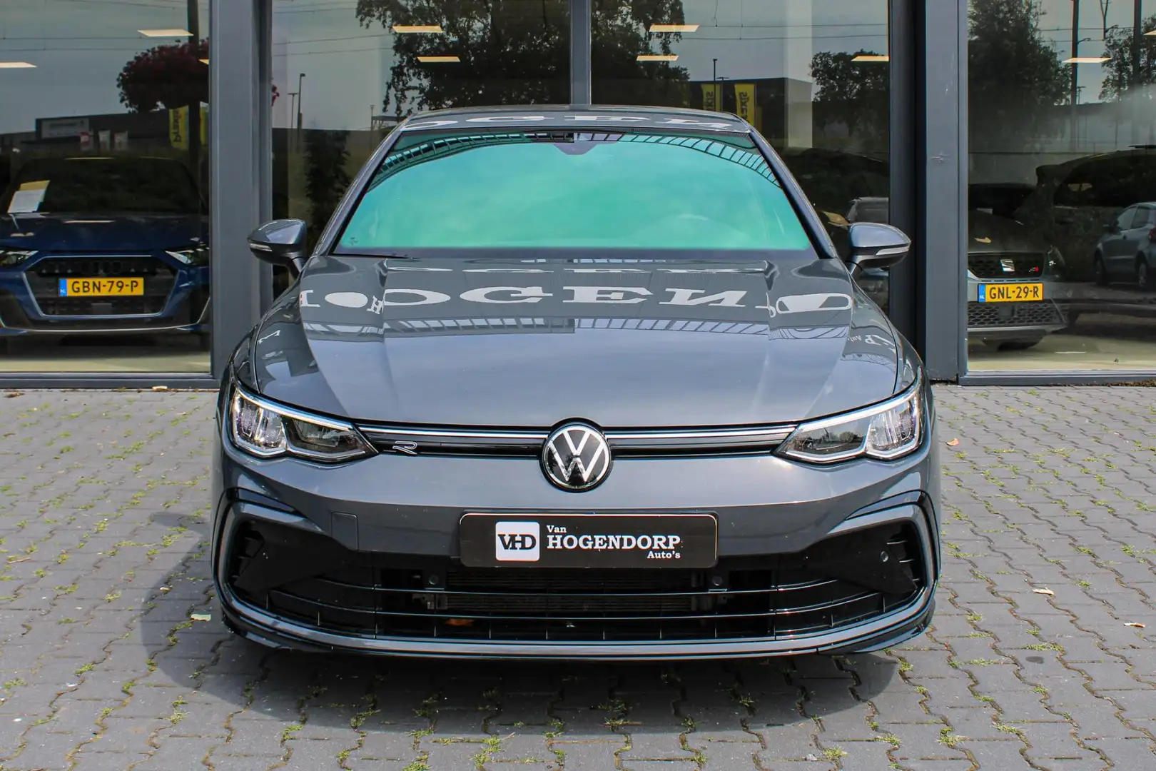 Volkswagen Golf 1.5 eTSI R-Line Business+ NAVI LED CAMERA DSG7 Grijs - 2