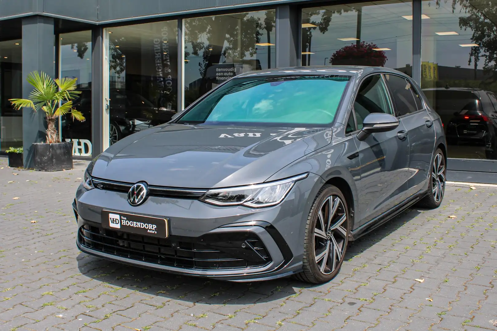 Volkswagen Golf 1.5 eTSI R-Line Business+ NAVI LED CAMERA DSG7 Grijs - 1