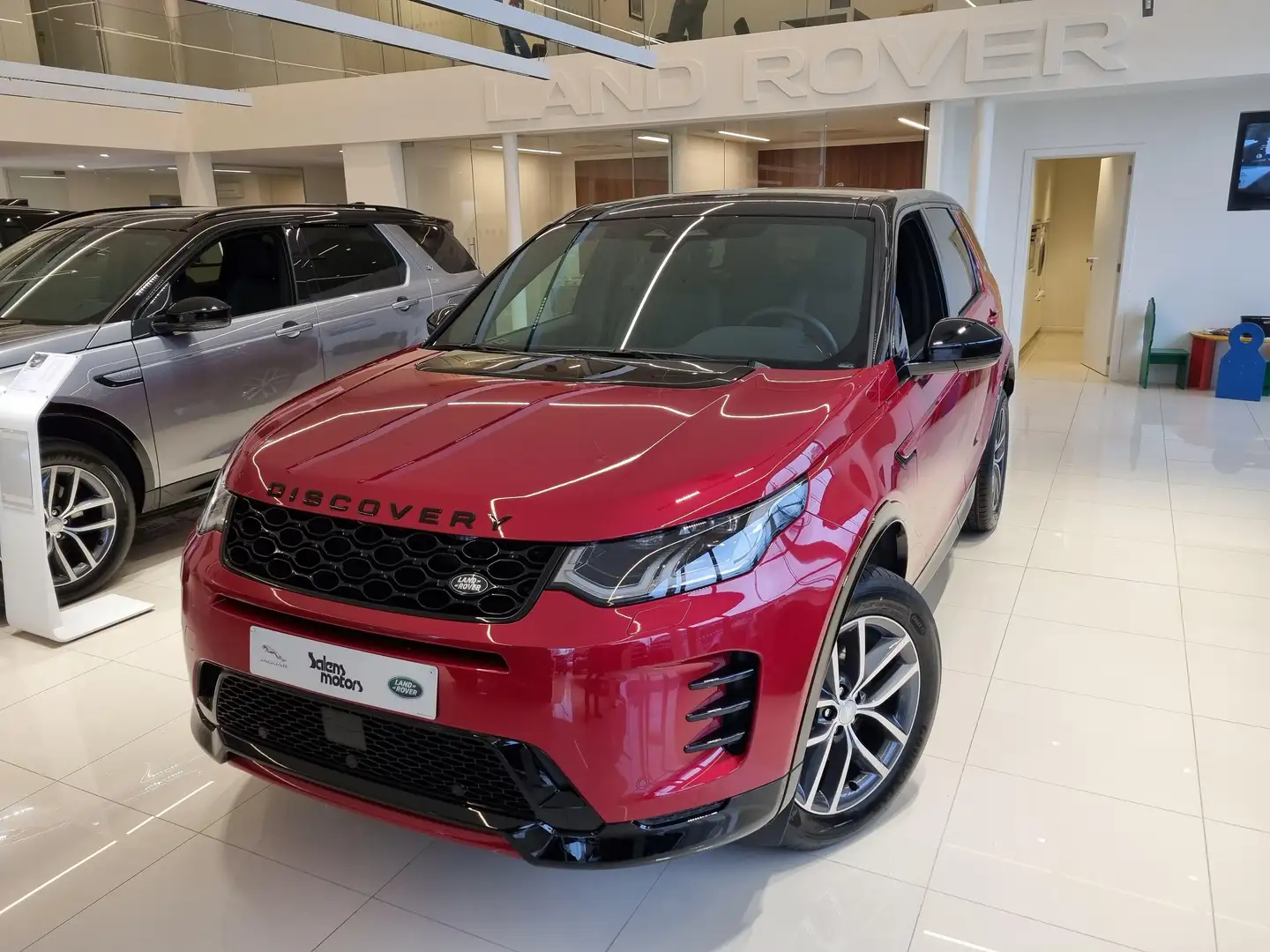 Land Rover Discovery Sport P300e Dynamic SE AWD Auto. 24M Rood - 1