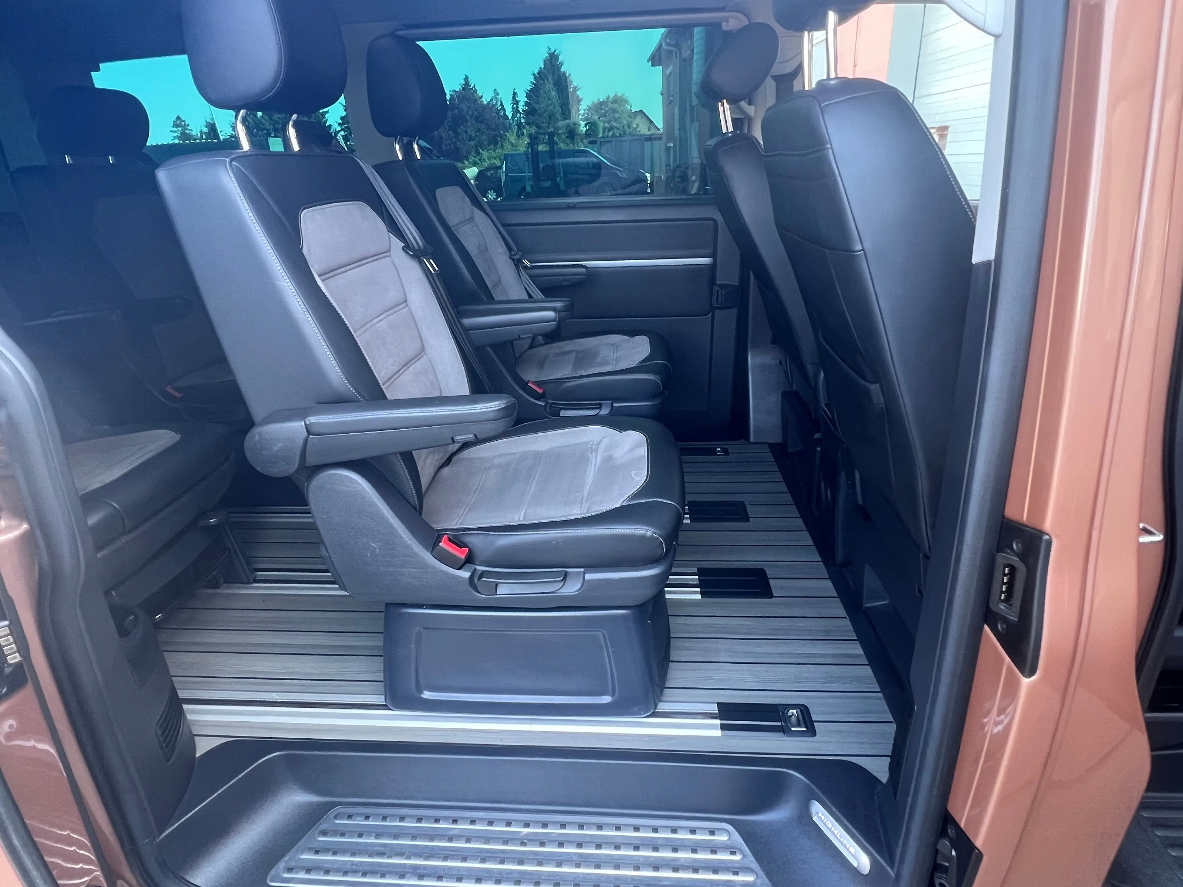 Volkswagen T6.1 Multivan Multivan Highline 4MOTION — photo 8