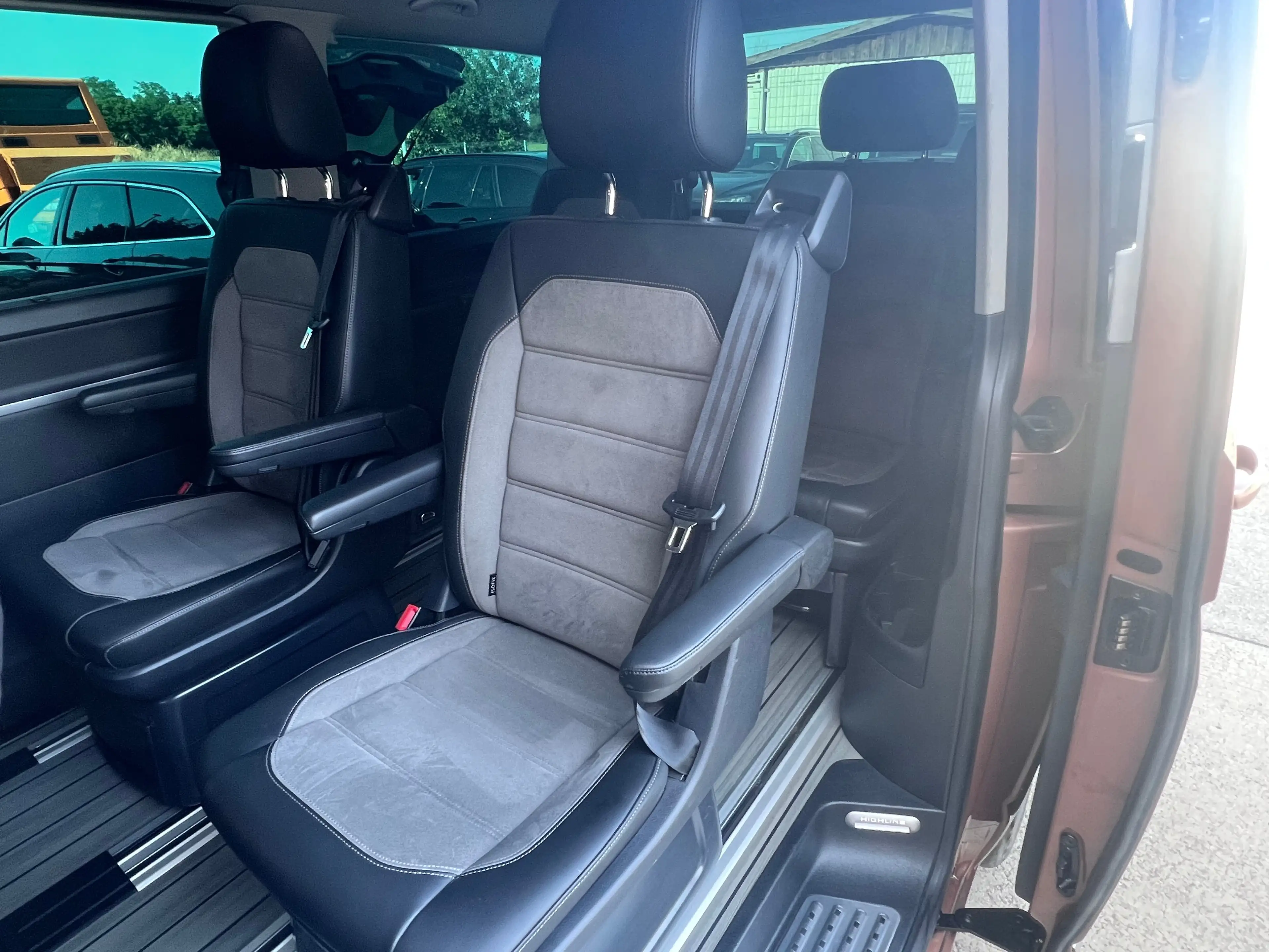 Volkswagen T6.1 Multivan Multivan Highline 4MOTION — photo 10