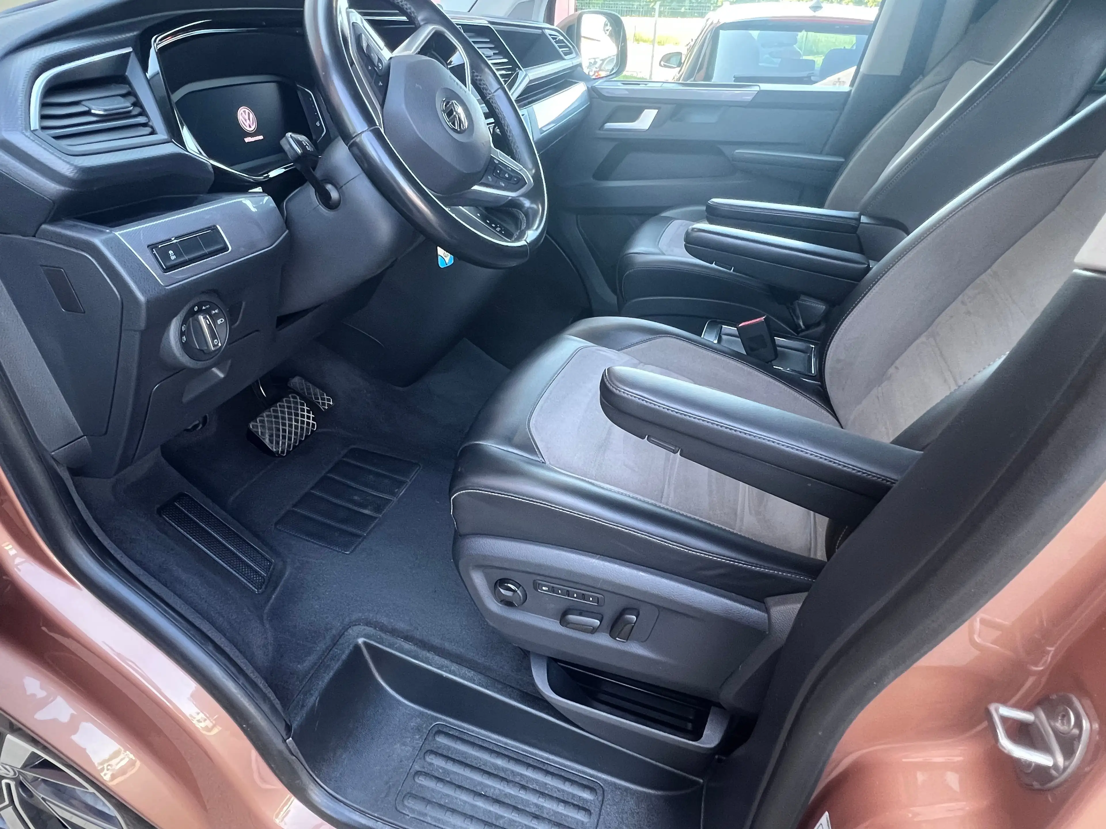 Volkswagen T6.1 Multivan Multivan Highline 4MOTION — photo 6