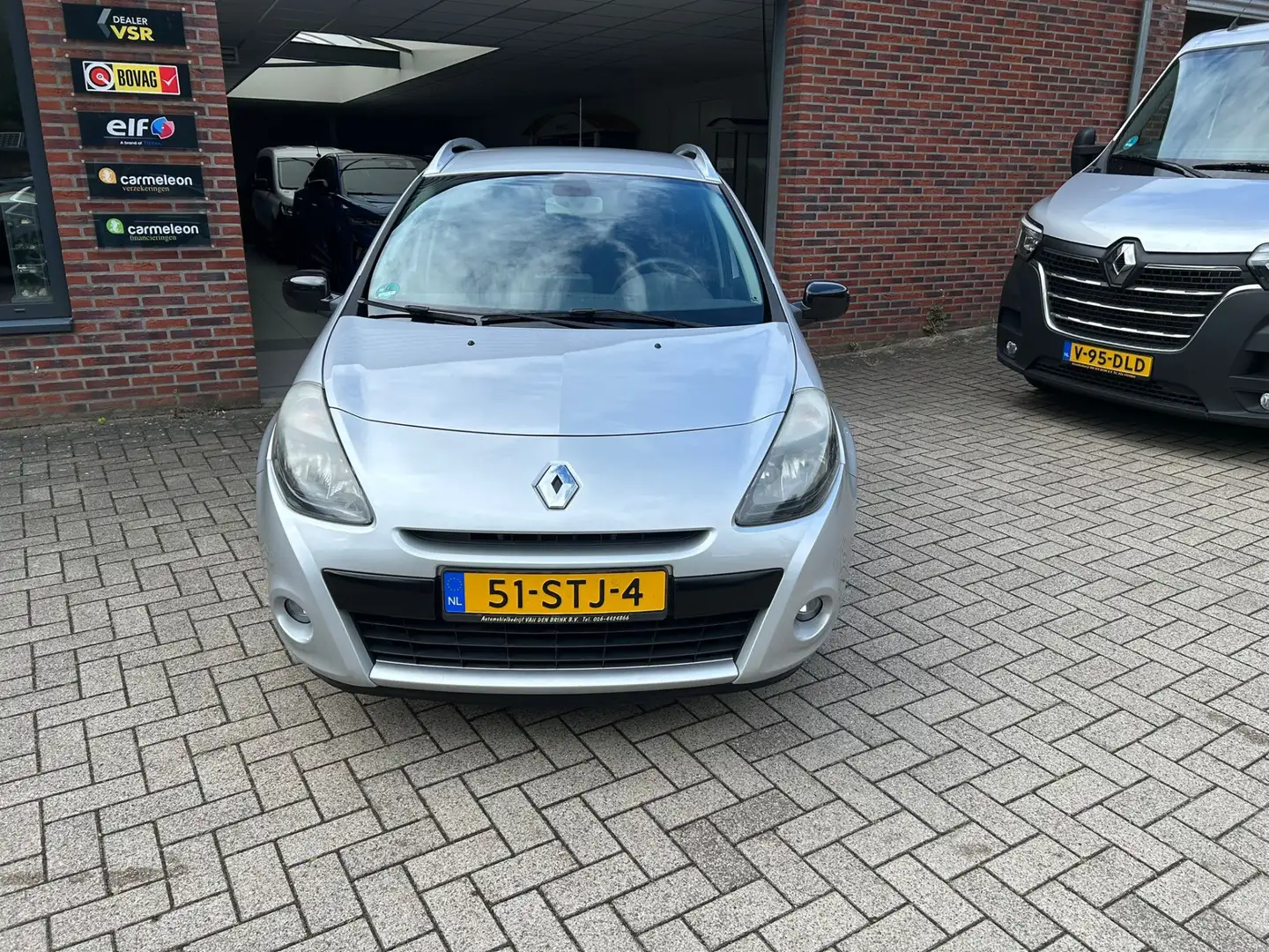 Renault Clio Estate 1.2 TCE 20th Anniversary/Trekhaak/Navigatie Grijs - 2