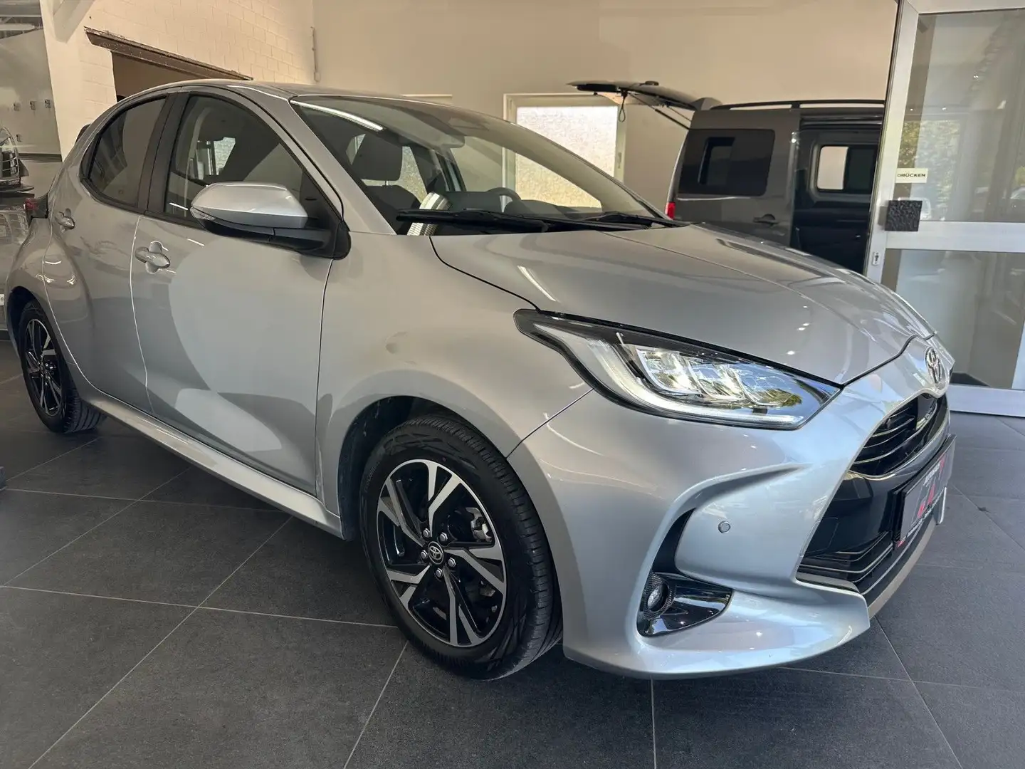 Toyota Yaris Hybrid Style Comfort /TW/SHZ/PDC/ACC/LED/ Zilver - 1