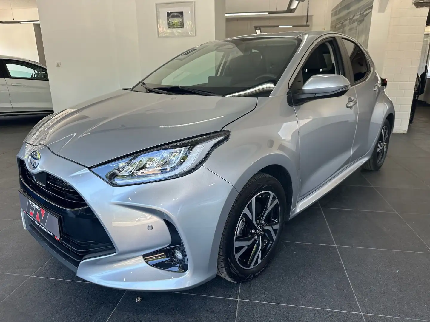 Toyota Yaris Hybrid Style Comfort /TW/SHZ/PDC/ACC/LED/ Zilver - 2