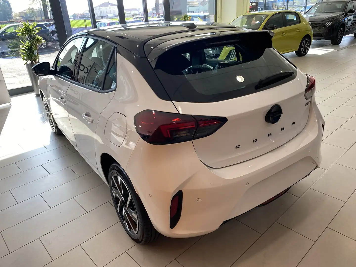Opel Corsa Hybrid 110 CV aut. GS Beyaz - 2